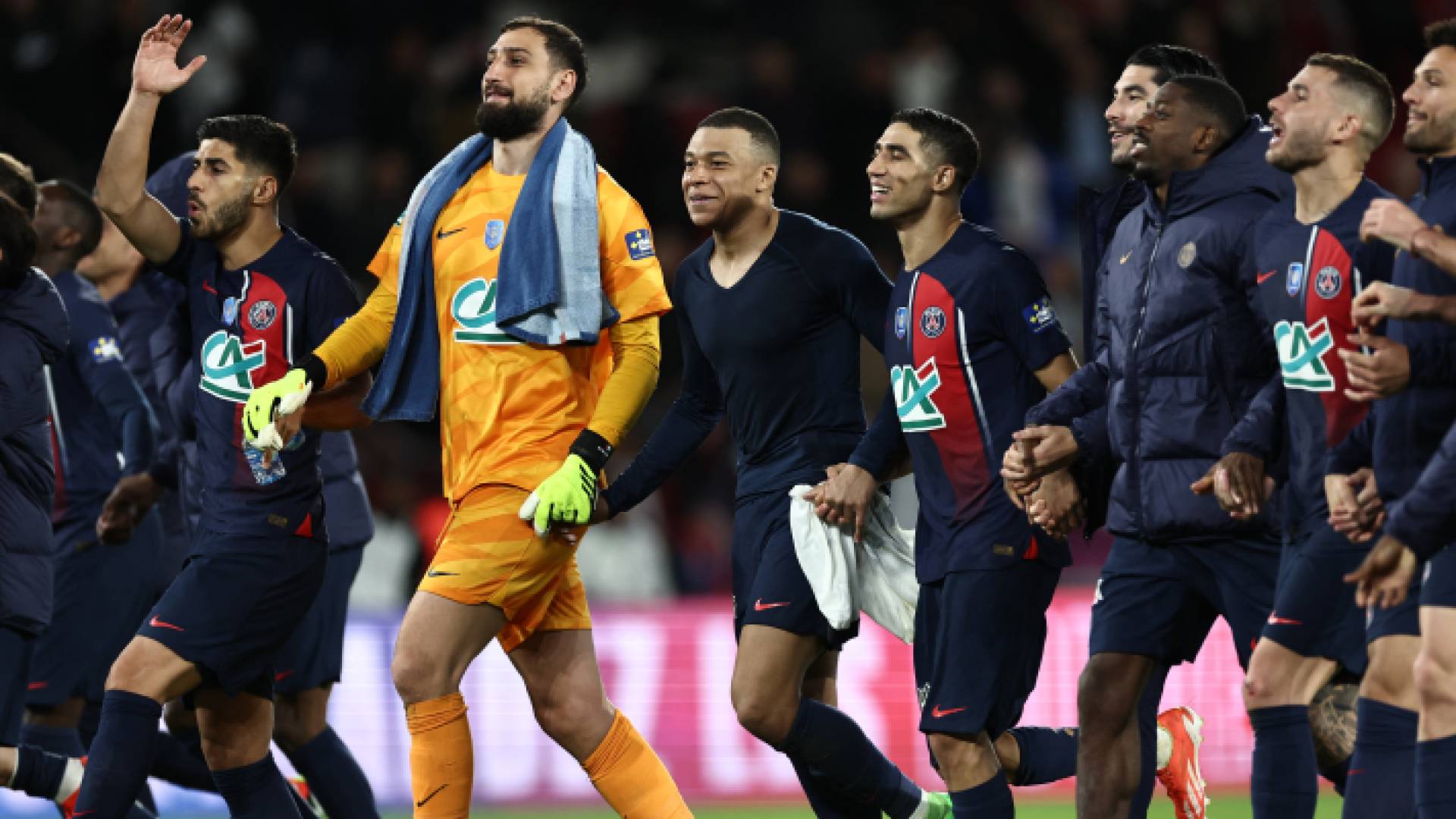 لاعبو باريس يحتفلون بالفوز