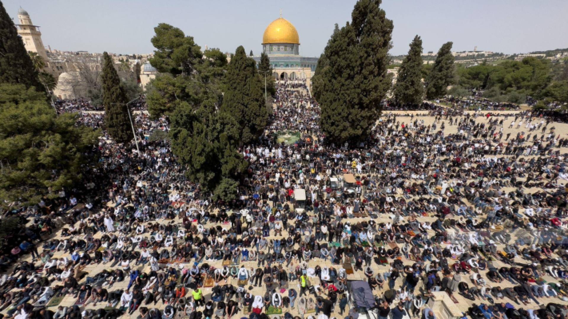 فلسطينيون يؤدون صلاة الجمعة في المسجد الأقصى