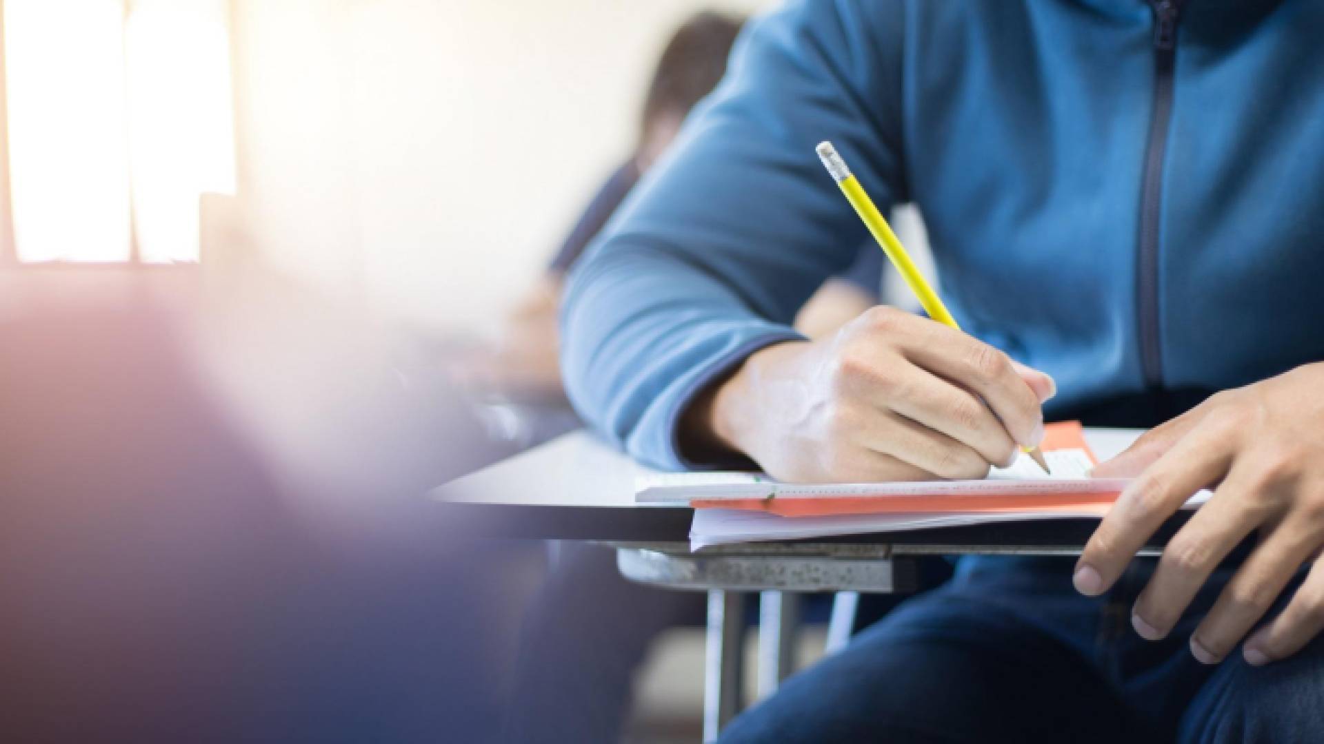 طالب يقدم امتحان "أرشيفية"