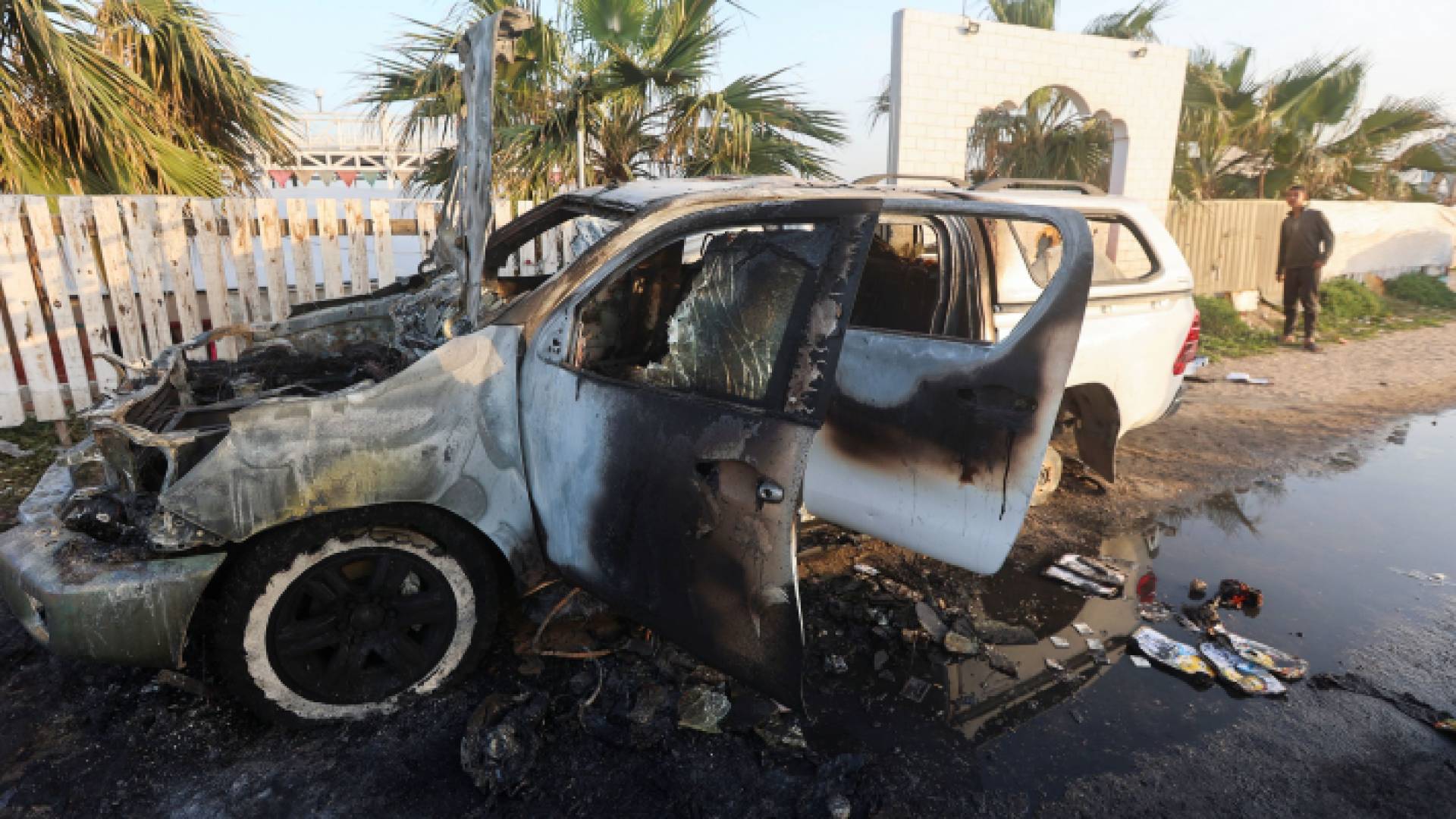 الاحتلال قصف مركبة عمال الإغاثة اثناء تأديتهم لعملهم