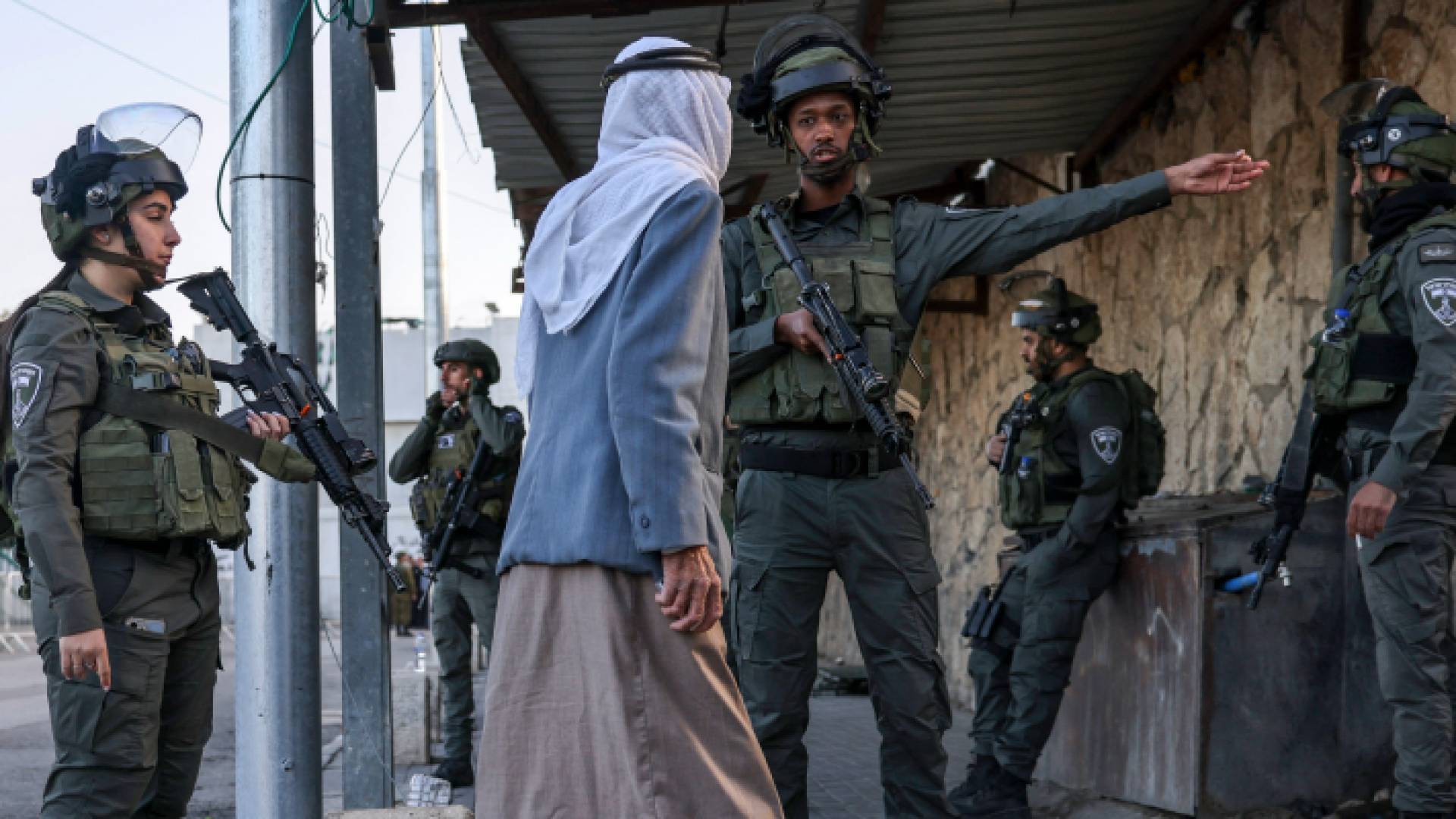 فلسطيني عند نقطة تفتيش نصبتها قوات الاحتلال في القدس