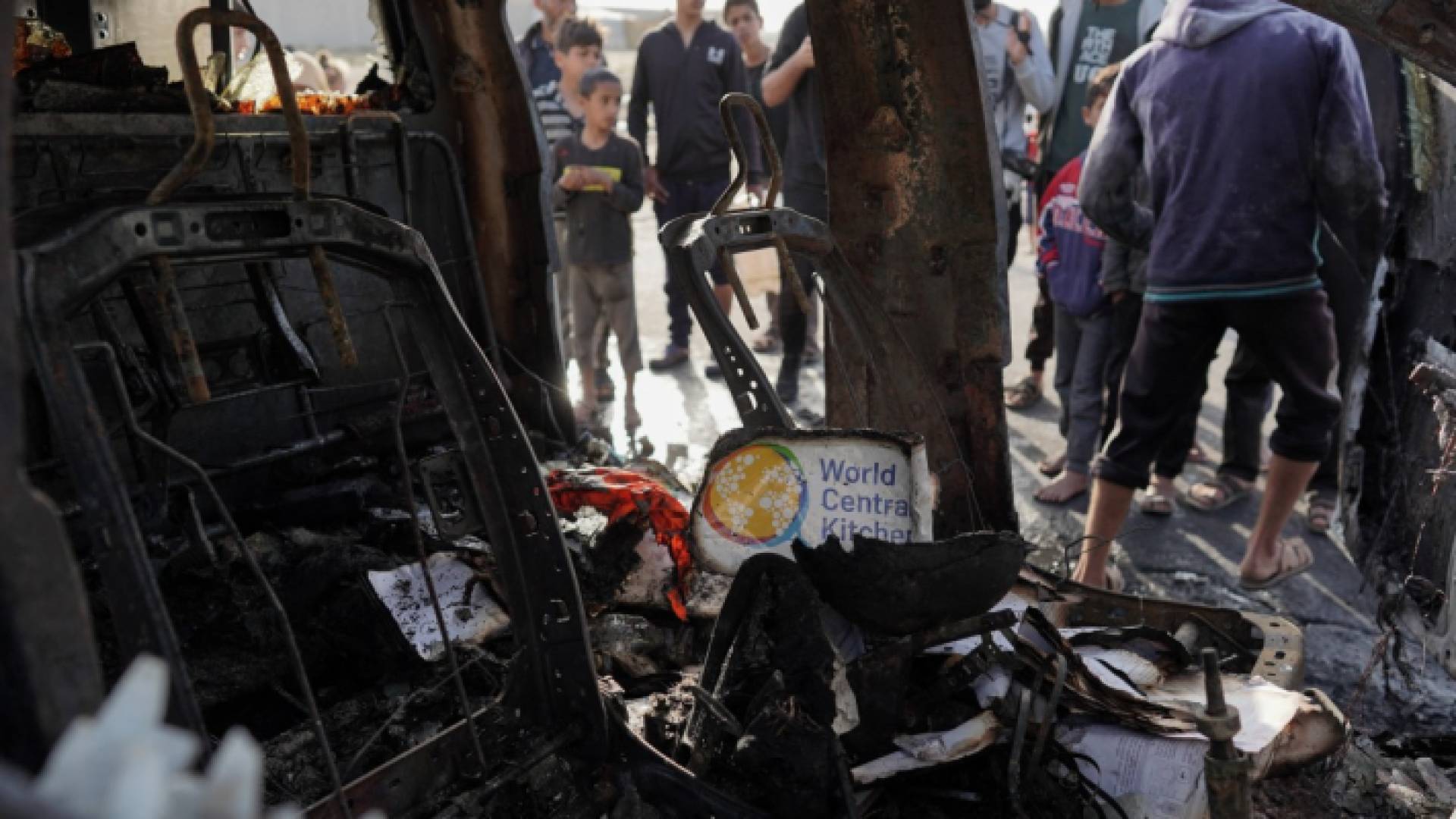 قوات الاحتلال تستهدف عمال إغاثة بغزة