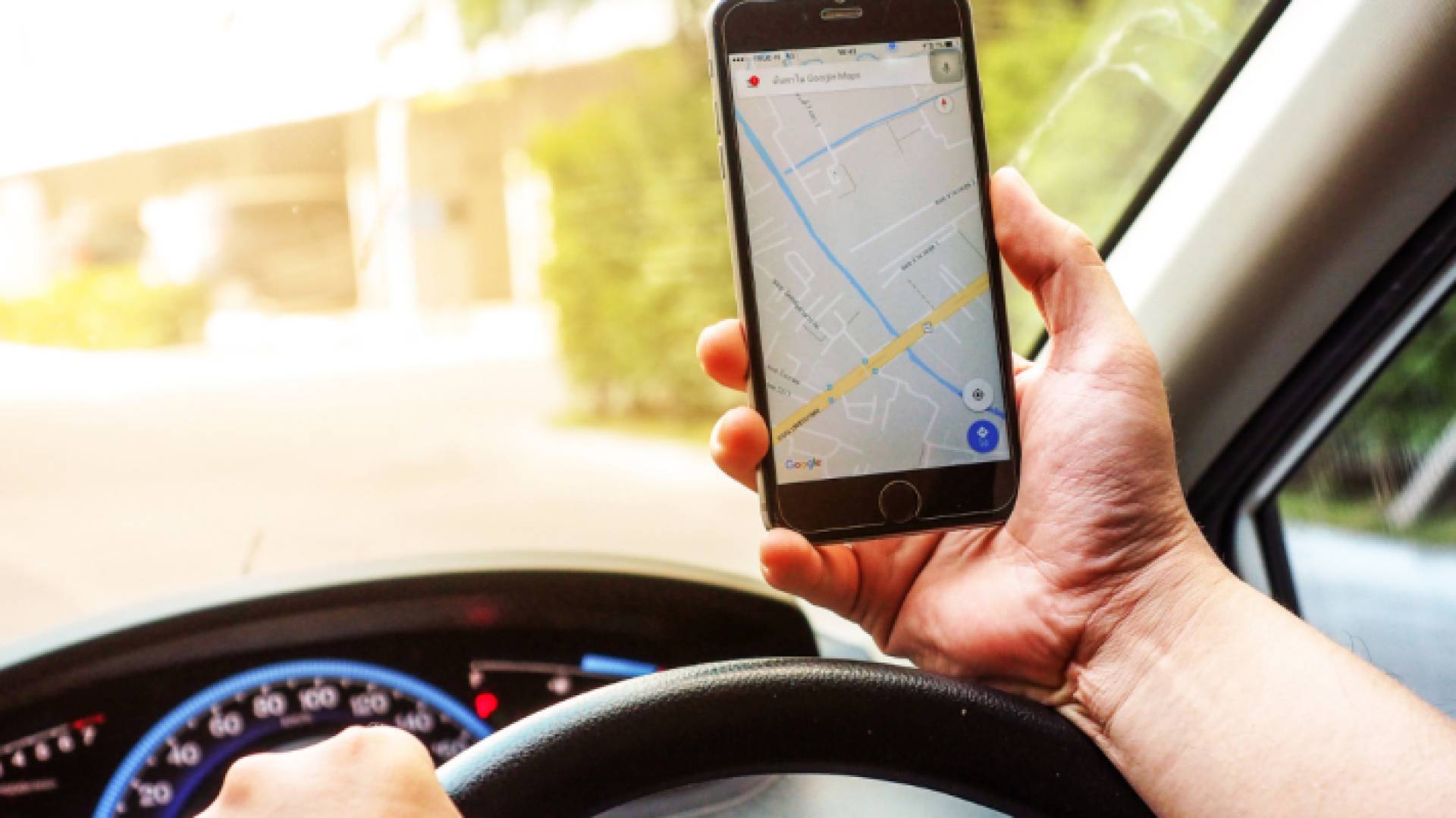 شخص يحمل هاتف وس=يستخدم نظام الخرائط