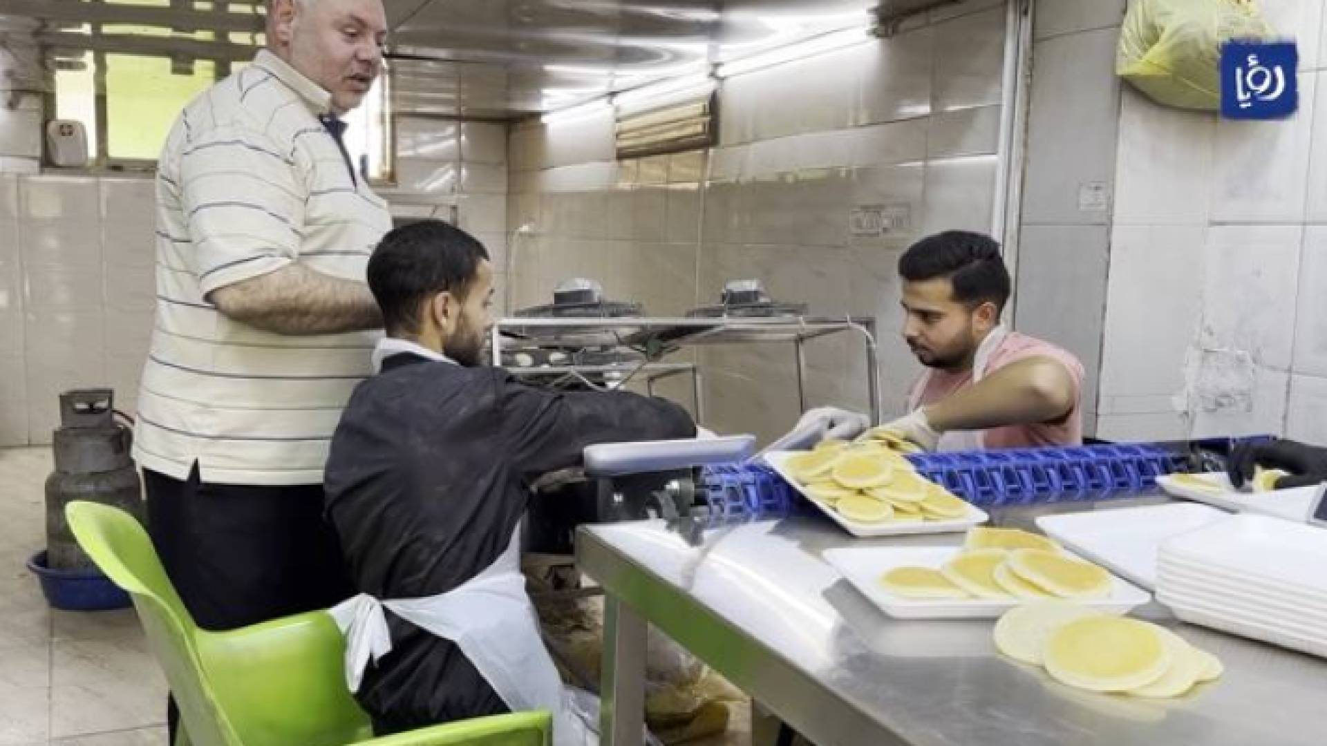 طلبة جامعات يعملون بمهنة إعداد القطايف في رمضان بالمفرق