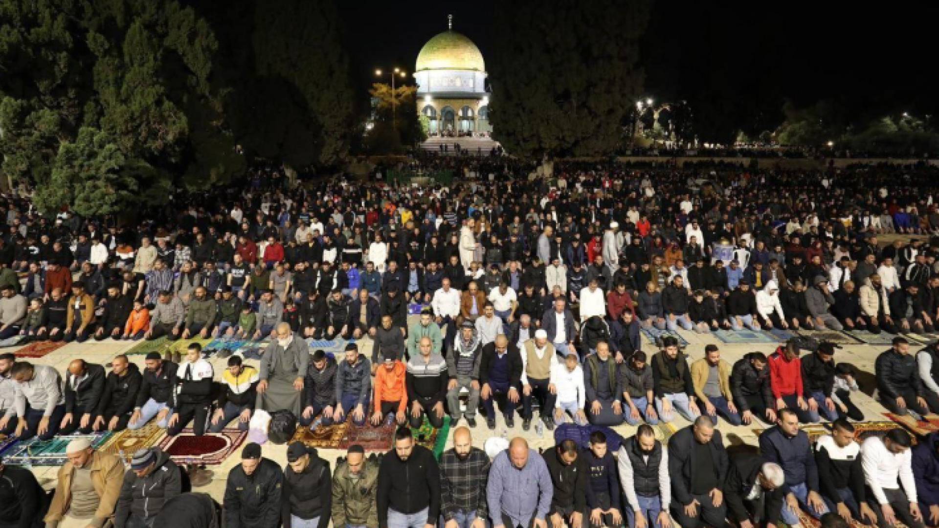 الآلاف يؤدون الصلاة في المسجد الأقصى المبارك