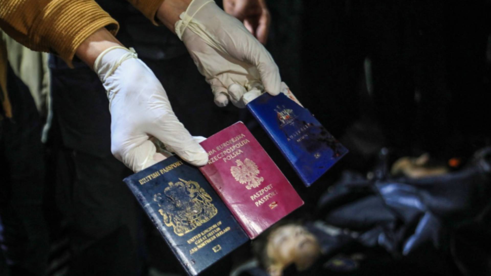 جوازات سفر الفريق الإغاثي ملطخة بالدماء جراء استهدافهم من قبل الاحتلال