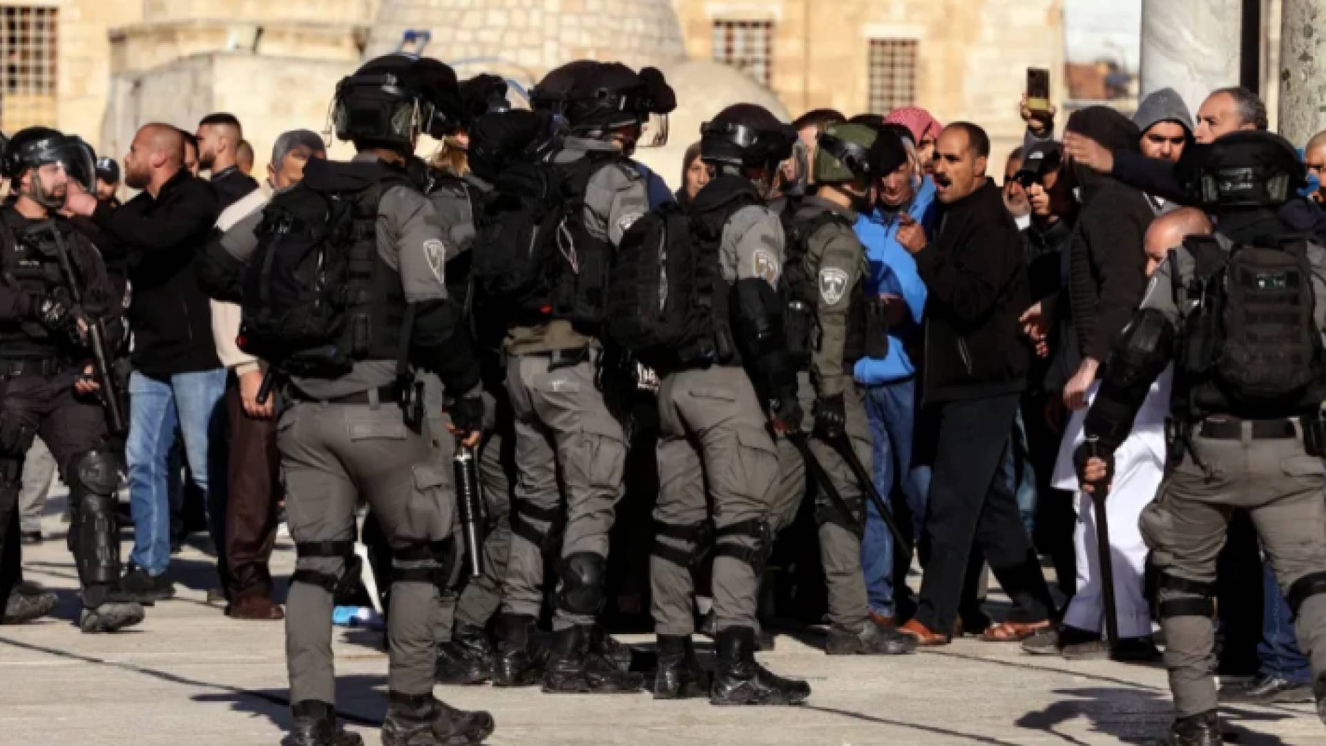 قوات الاحتلال تعتدي على الفلسطينيين في القدس