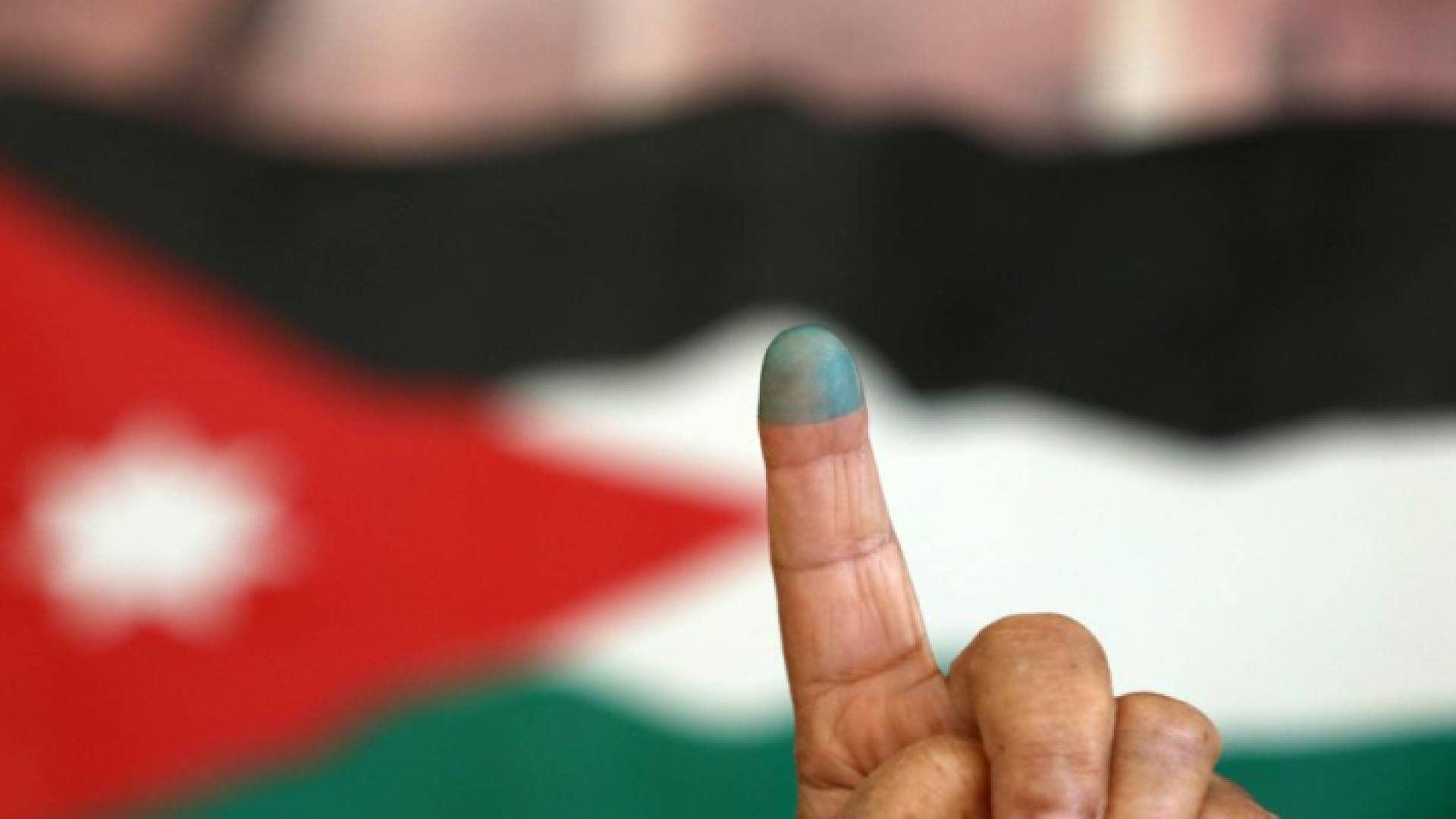 اصبع مواطن مغطس بالحبر بعد مشاركته بالانتخابات