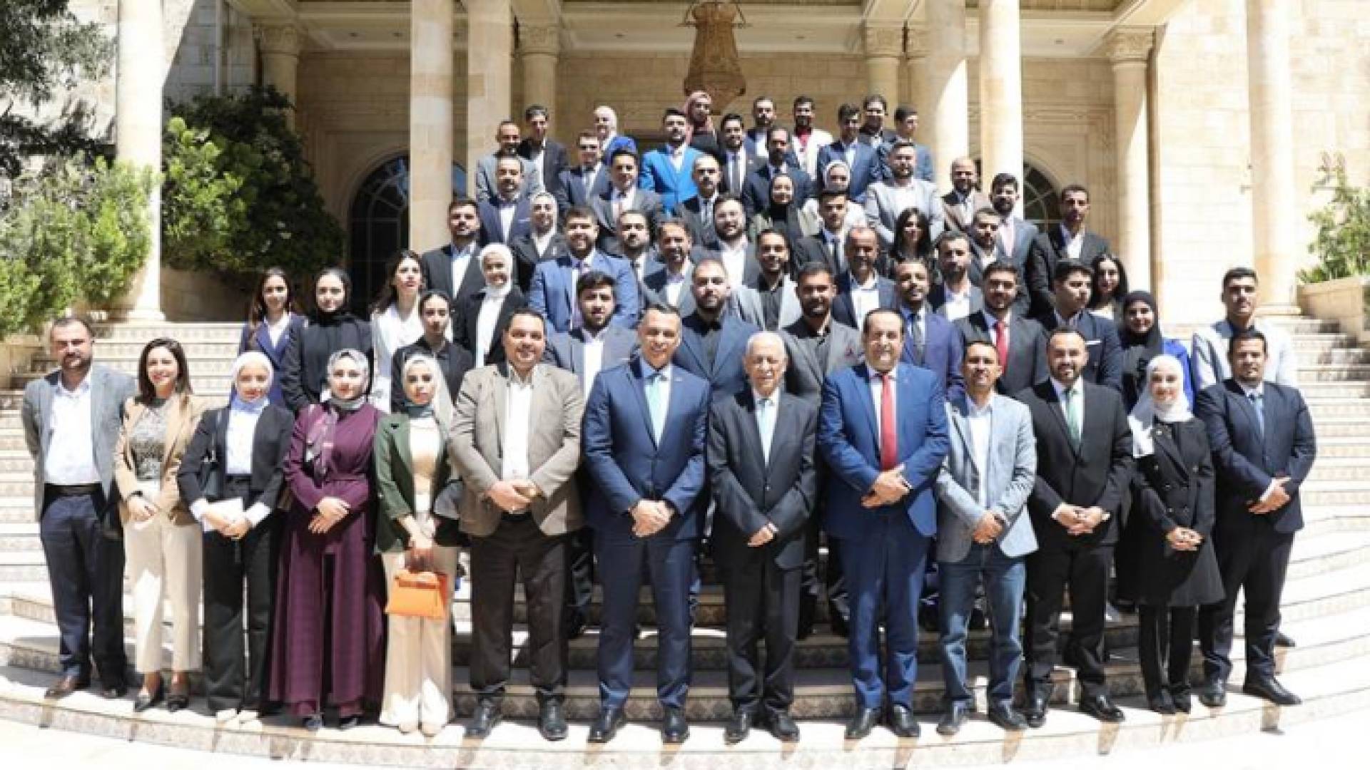 رئيس الديوان الملكي خلال لقائه شباب من برنامج الزمالة البرلماني وهيئة شباب كلنا الأردن