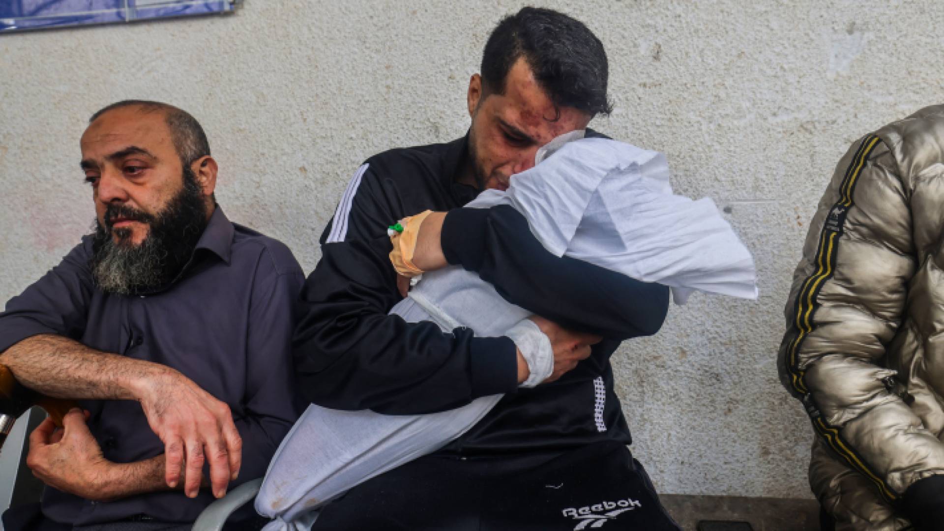 فلسطيني يلقي النظرة الاخيرة على طفلته التي راحت ضحية القصف العشوائي للاحتلال في غزة