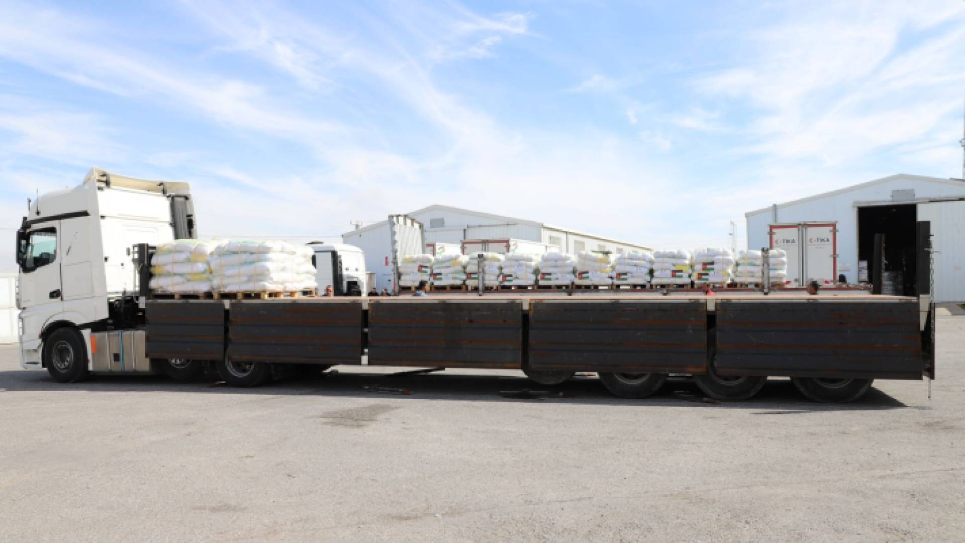 شاحنة مساعدات أردنية تتوجه إلى قطاع غزة "أرشيفية"