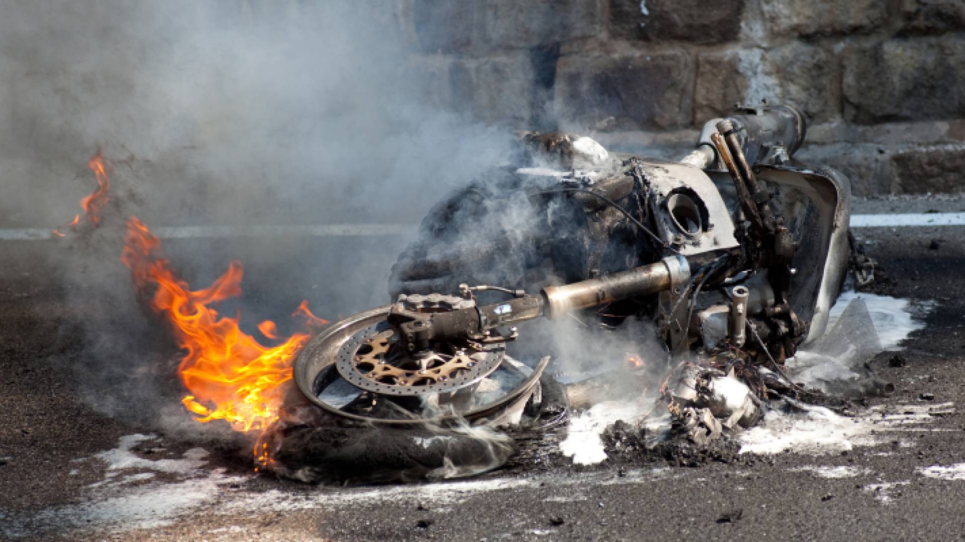 صورة تعبر عن احتراق دراجة نارية