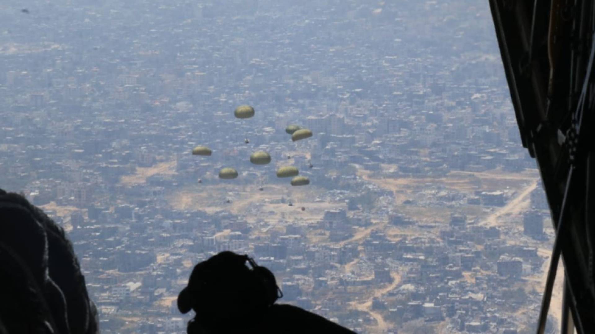 خلال تنفيذ الإنزال الجوي على غزة