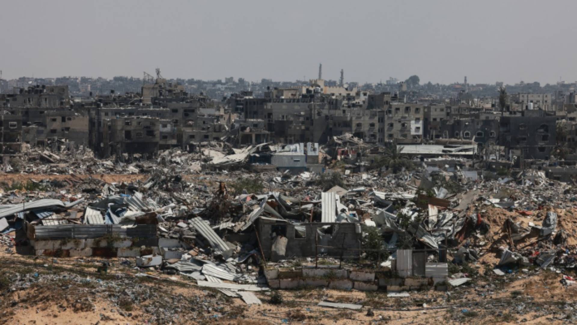 رجل يبحث بين الأنقاض وسط الدمار الناجم عن أشهر من القصف الإسرائيلي في خان يونس - AFP