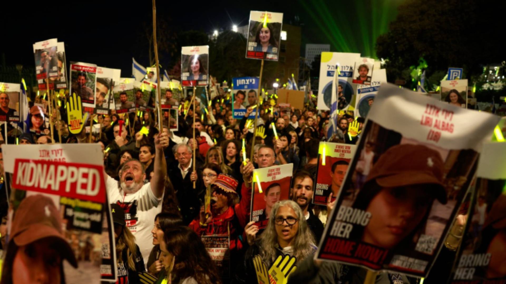 آلاف المتظاهرين في تل أبيب يطالبون بضرورة التوصل لاتفاق مع حماس