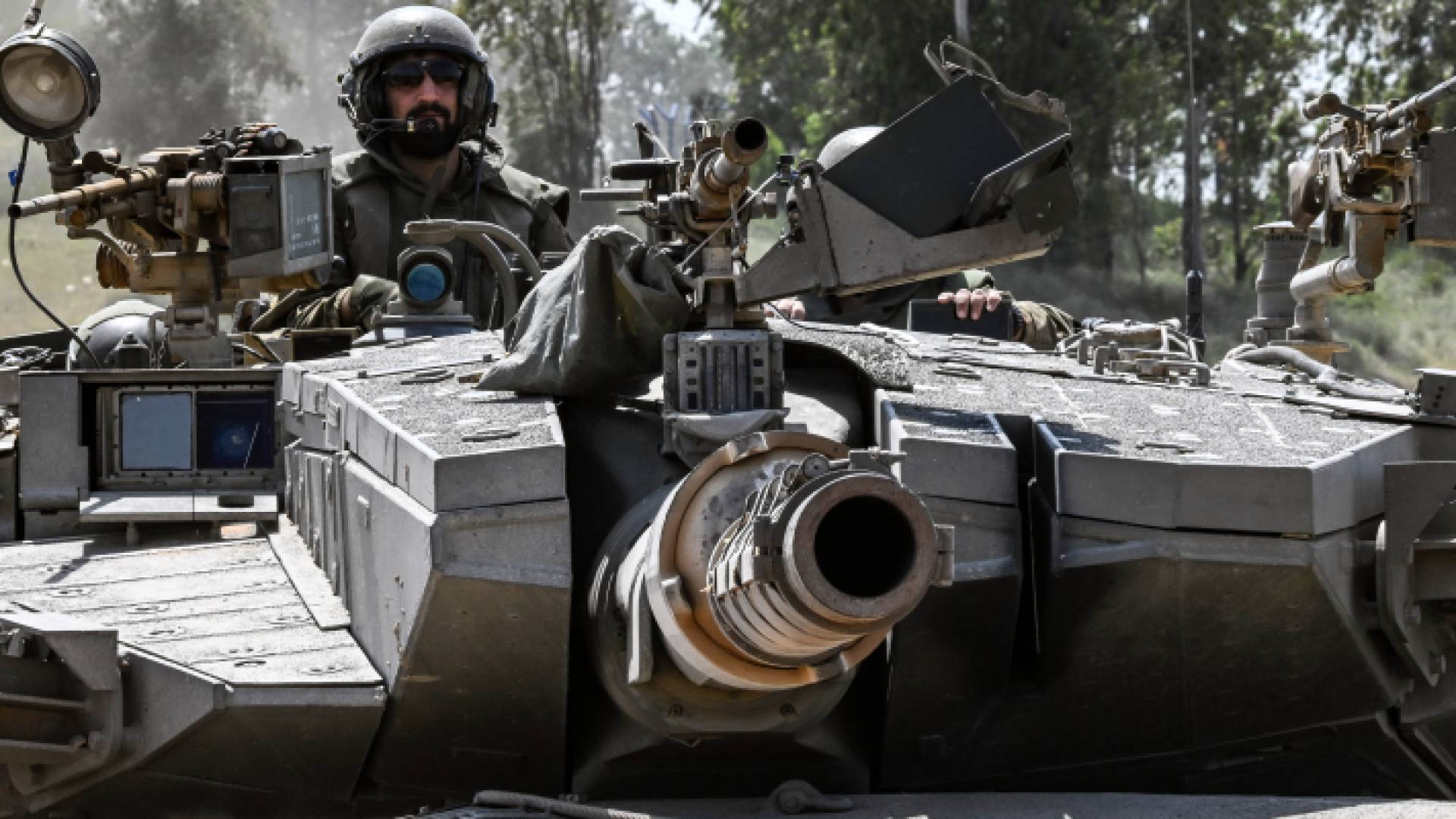 جندي داخل دبابة لجيش الاحتلال الإسرائيلي في قطاع غزة