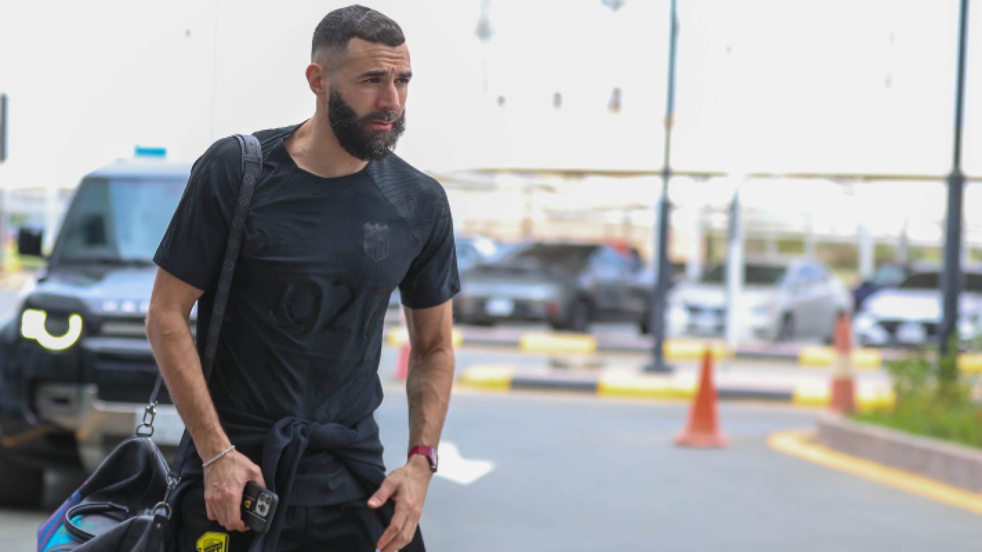 نجم اتحاد جدة كريم بنزيما من المطار