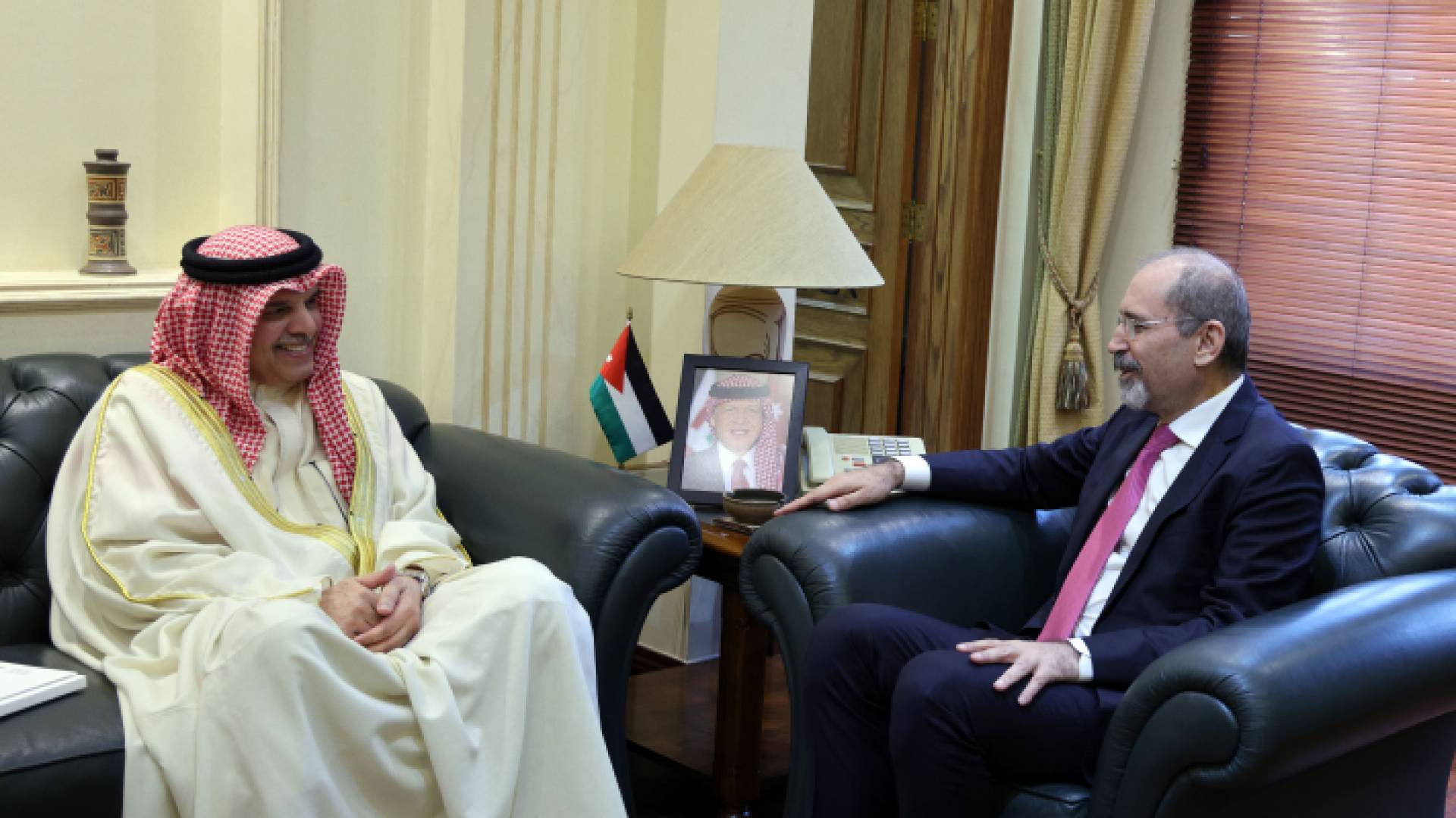 وزير الخارجية أيمن الصفدي مع سفير مملكة البحرين الشيخ خليفة بن عبدالله آل خليفة