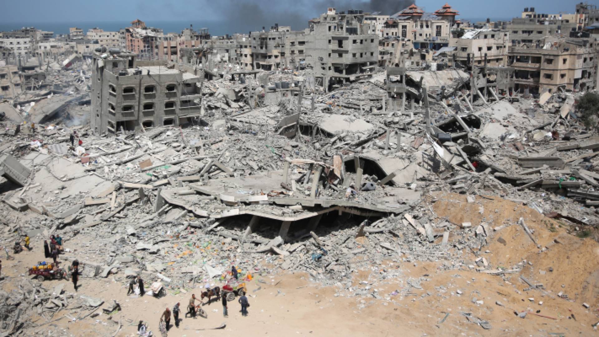 الصورة تظهر دمار المنطقة المحيطة بمستشفى الشفاء في غزة