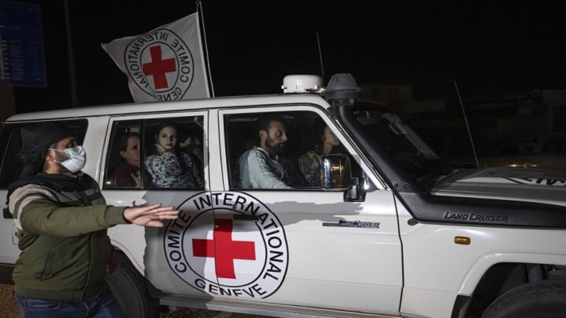 سيارات الصليب الأحمر التي كانت تقل محتجزين خلال الصفقة الأولى من تبادل الأسرى