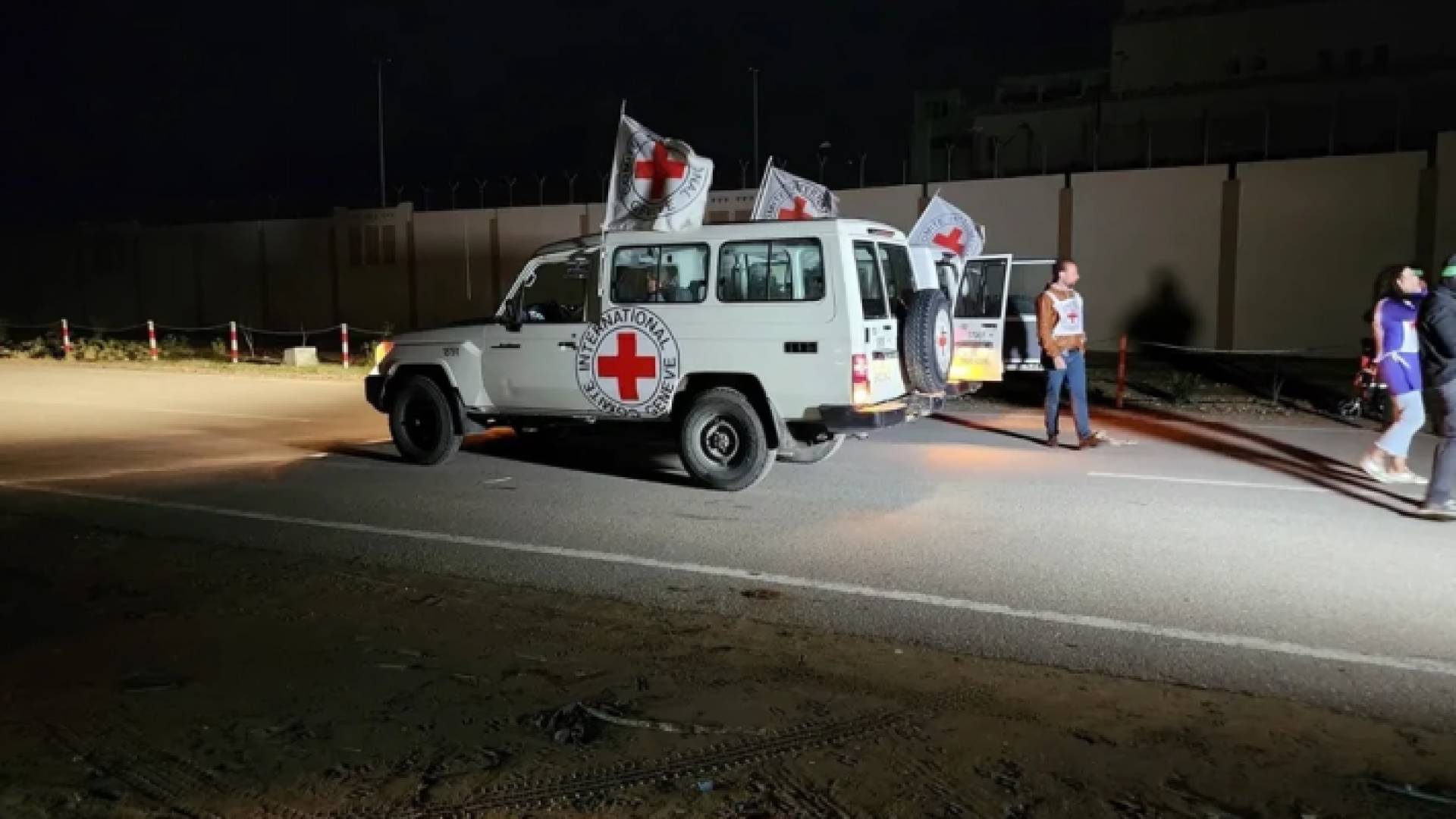 سيارات الصليب الأحمر التي كانت تقل محتجزين خلال صفقة التبادل الأولى