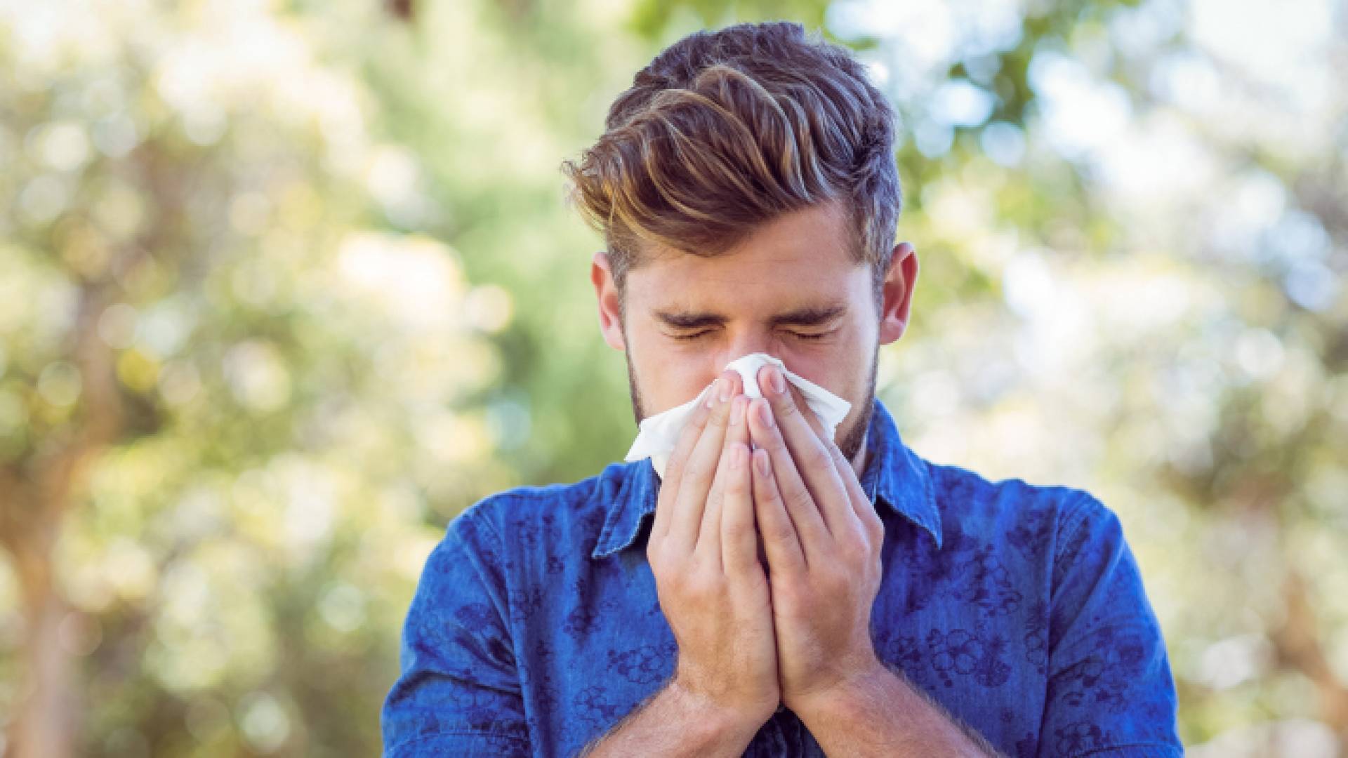 شخص مصاب بالحساسية المزمنة