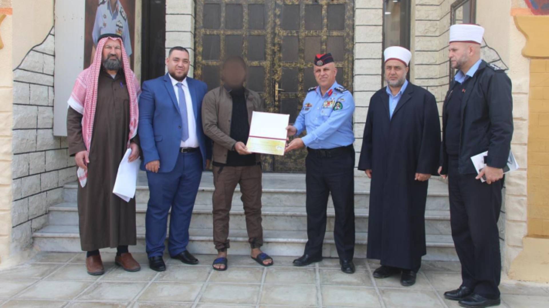 وزارة الأوقاف تكرم أحد النزلاء بفوزه بالمركز الرابع بحفظ القرآن الكريم