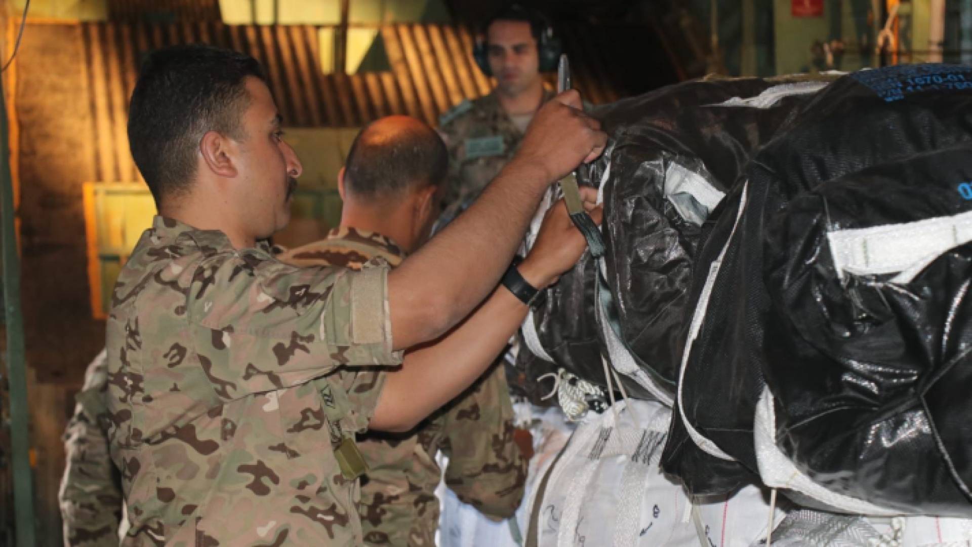 خلال تجهيز المساعدات الإنسانية لقطاع غزة