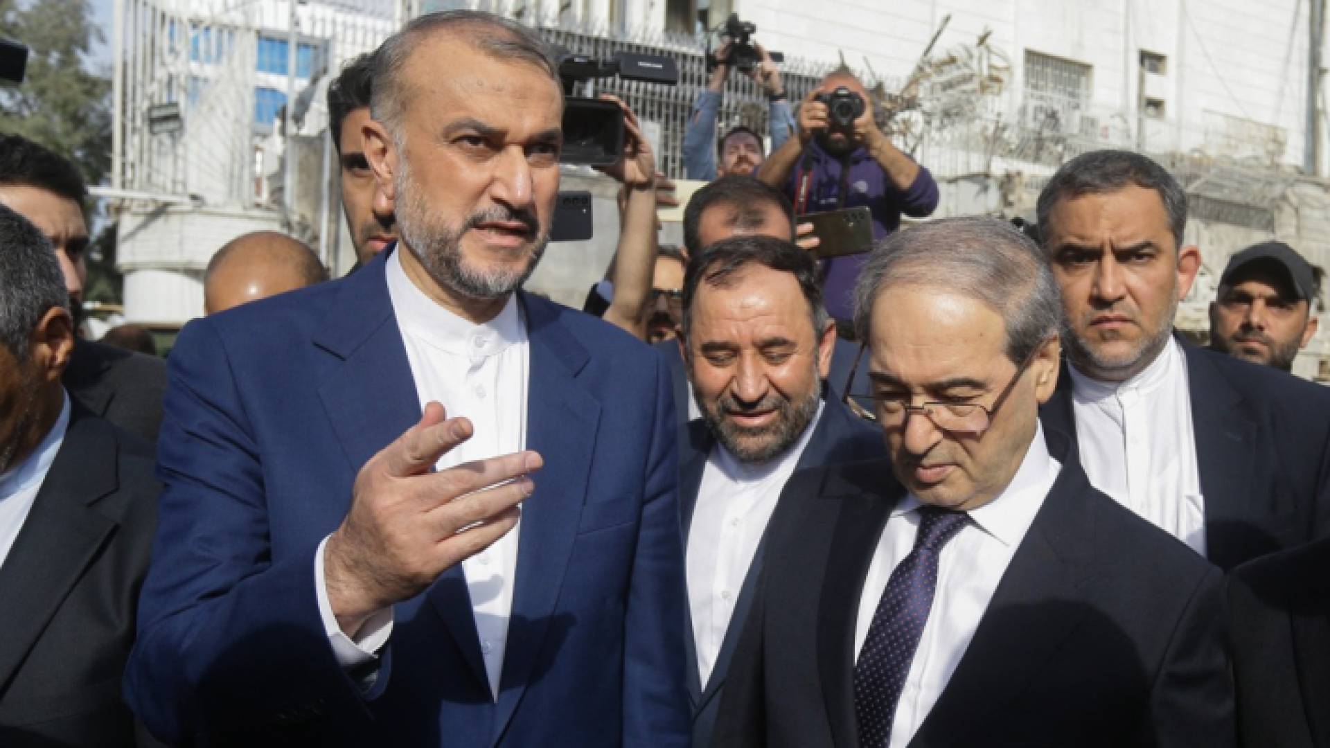 وزير الخارجية الإيراني ونظيره السوري بزيارة إلى موقع القنصلية بعد الاستهداف