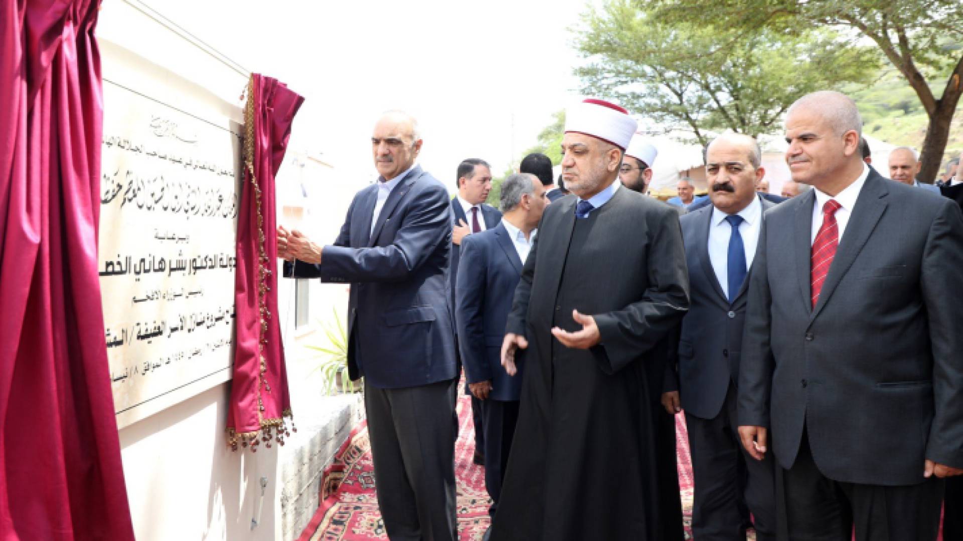 رئيس الوزراء خلال افتتاح مشروع مساكن الأسر العفيفة الأول