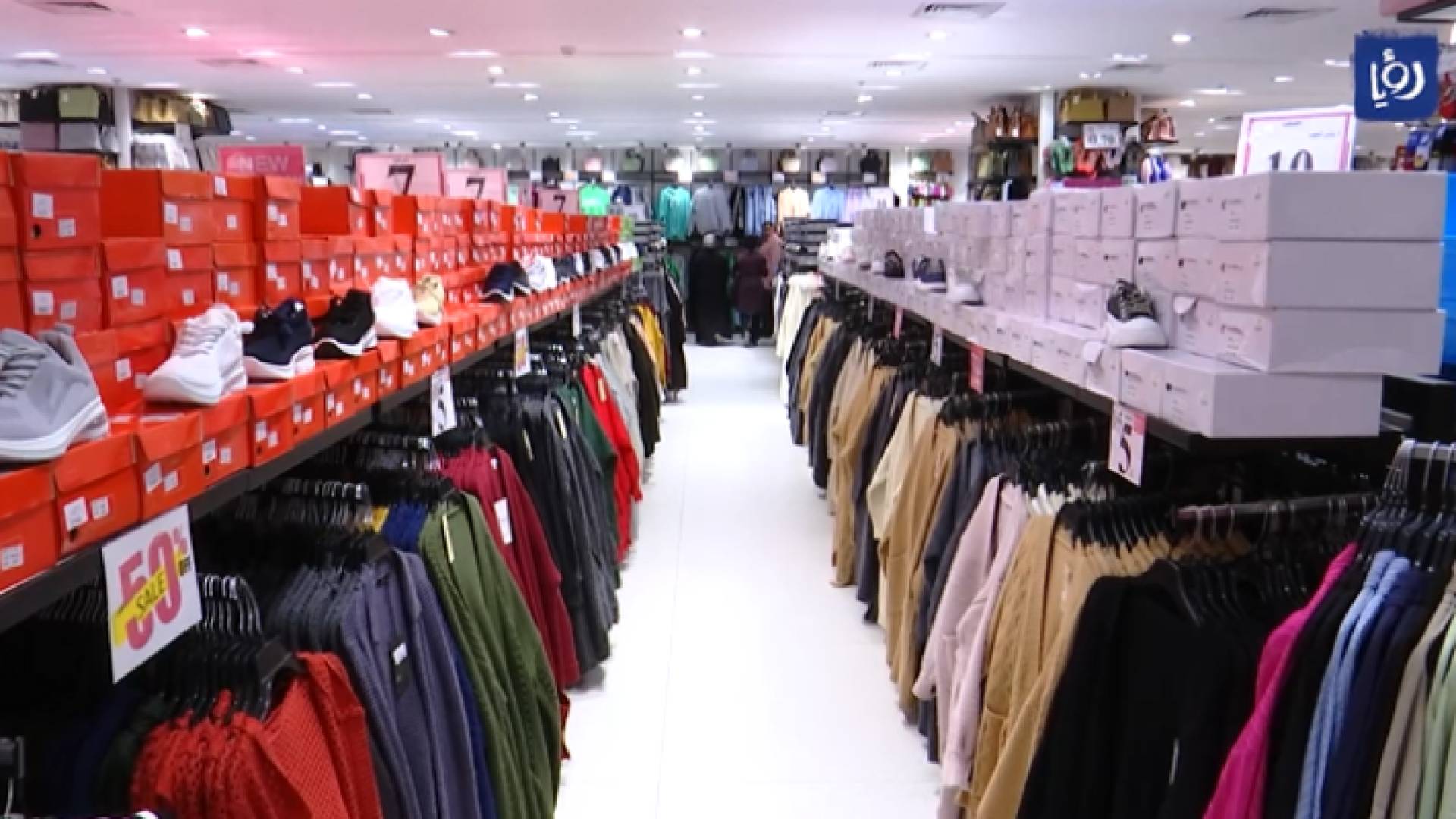 أحد محلات بيع الملابس في عمان