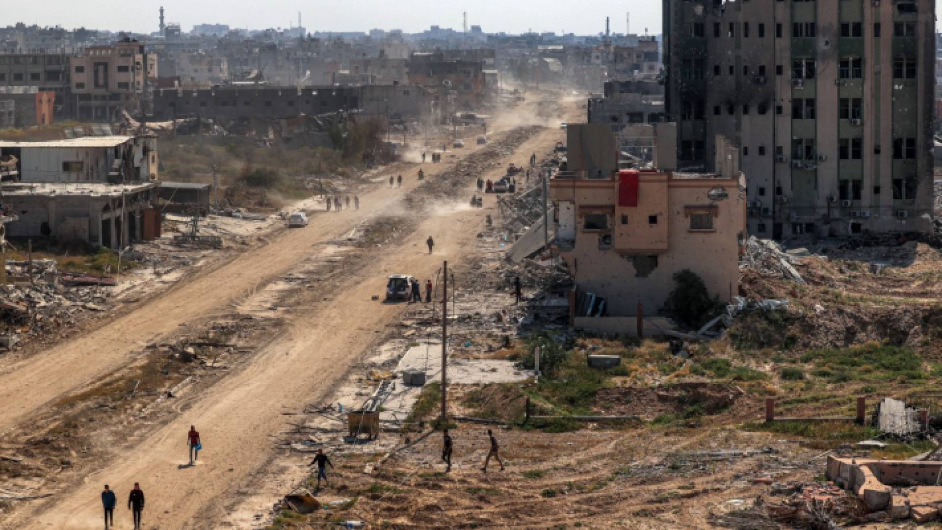 فلسطينيون يسيرون في شوارع خان يونس بعد انسحاب قوات الاحتلال