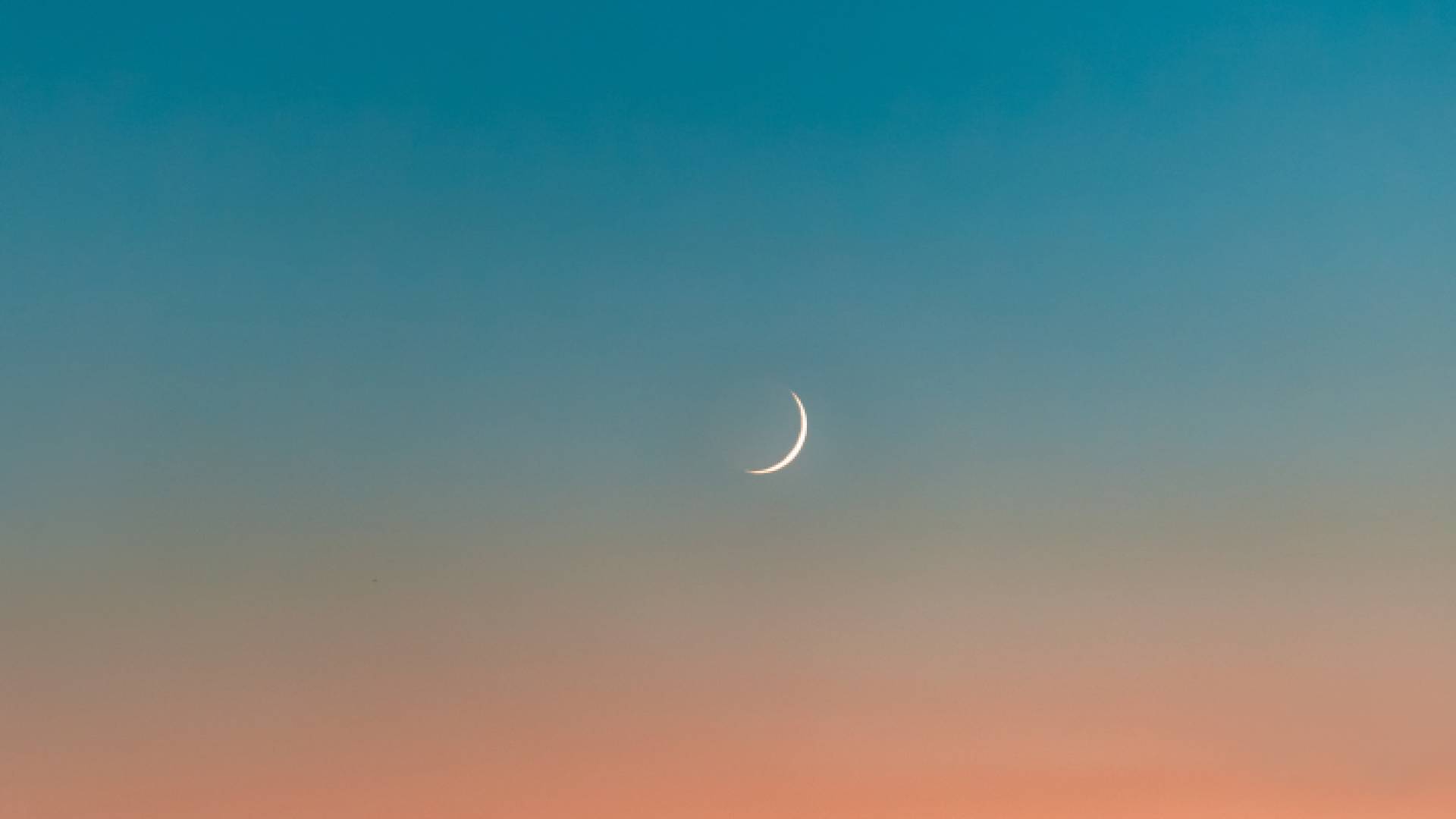 هلال يتوسط السماء "تعبيرية"