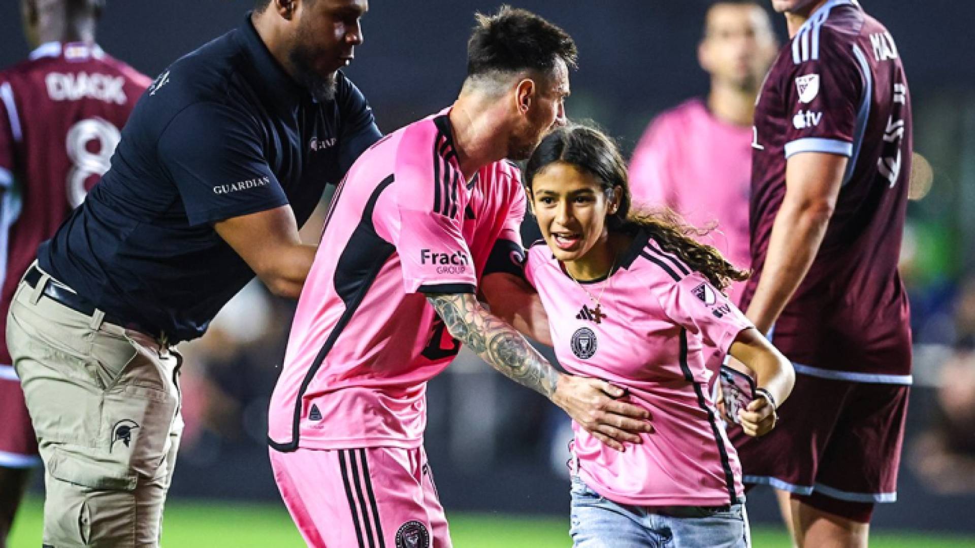 مشجعة تنزل أرضية الملعب لالتقاط صورة مع ميسي