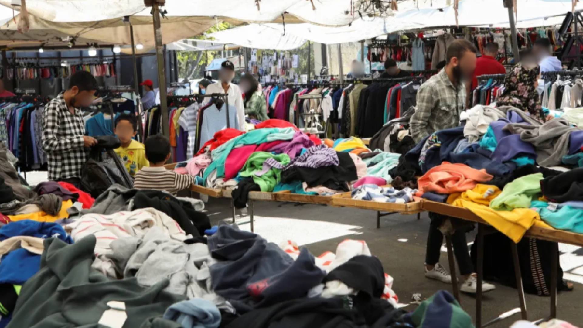 أجواء أحد أسواق الملابس في الأردن