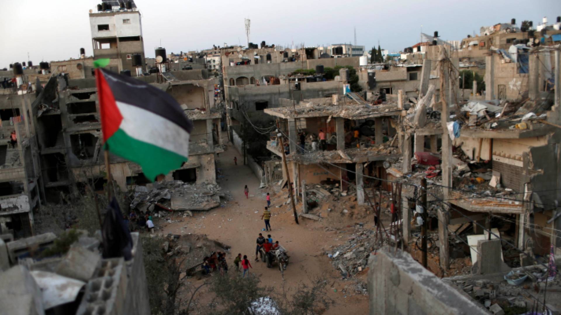 علم فلسطين فوق الركام في غزة