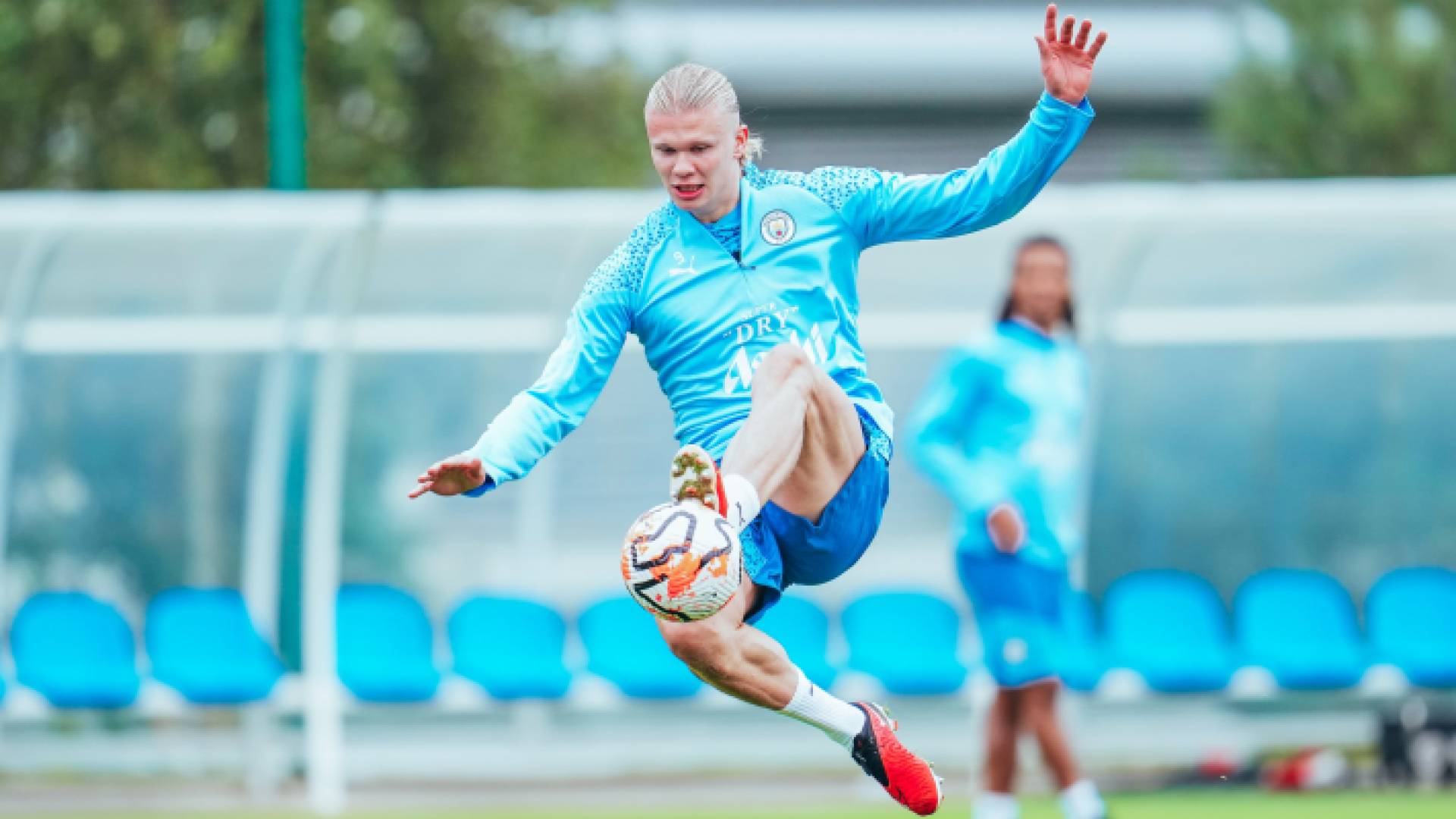 لاعب مانشستر سيتي هالاند من التدريبات