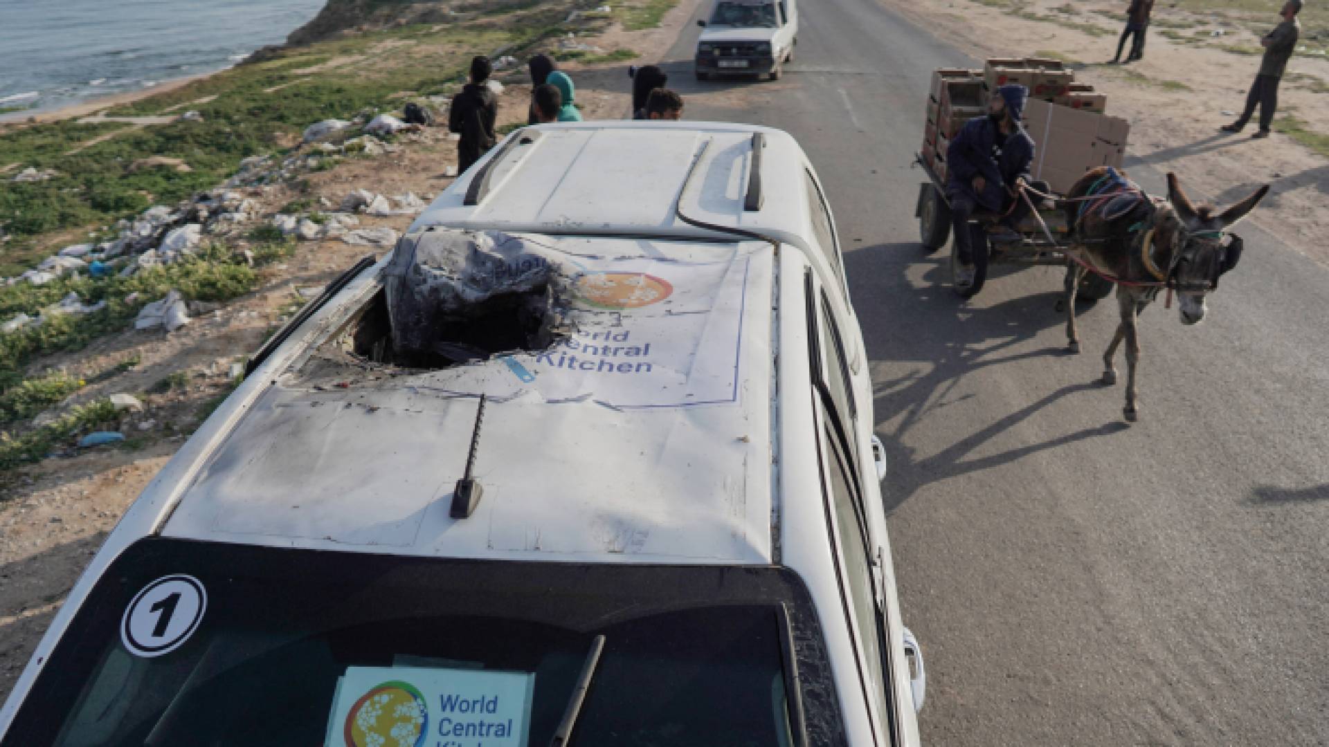 مركبة عمال الإغاثة التي استهدفها الاحتلال في قطاع غزة