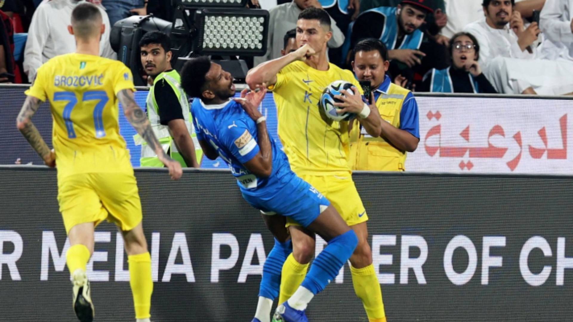 علي البليهي يتعرض للضرب من كريستيانو رونالدو