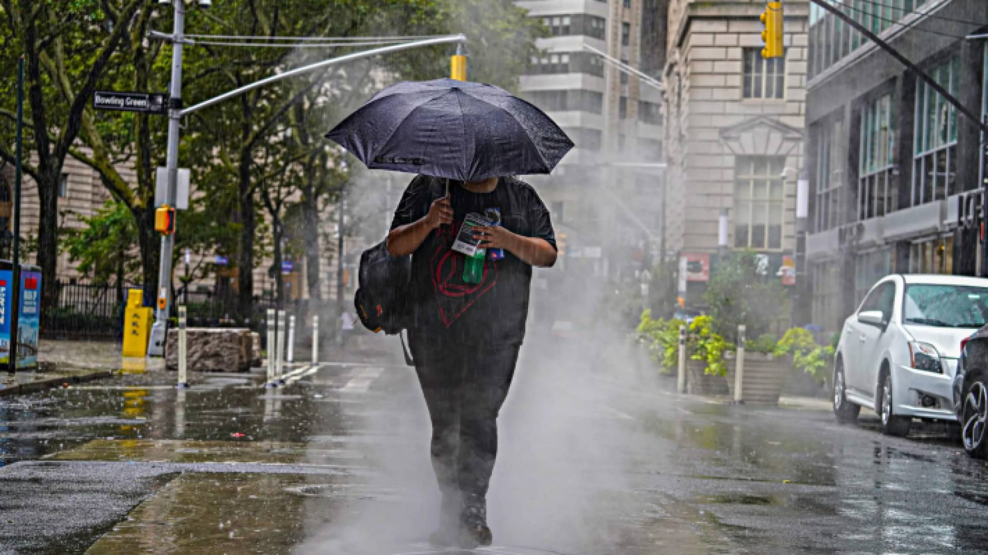 شخص يسير تحت المطر "تعبيرية"