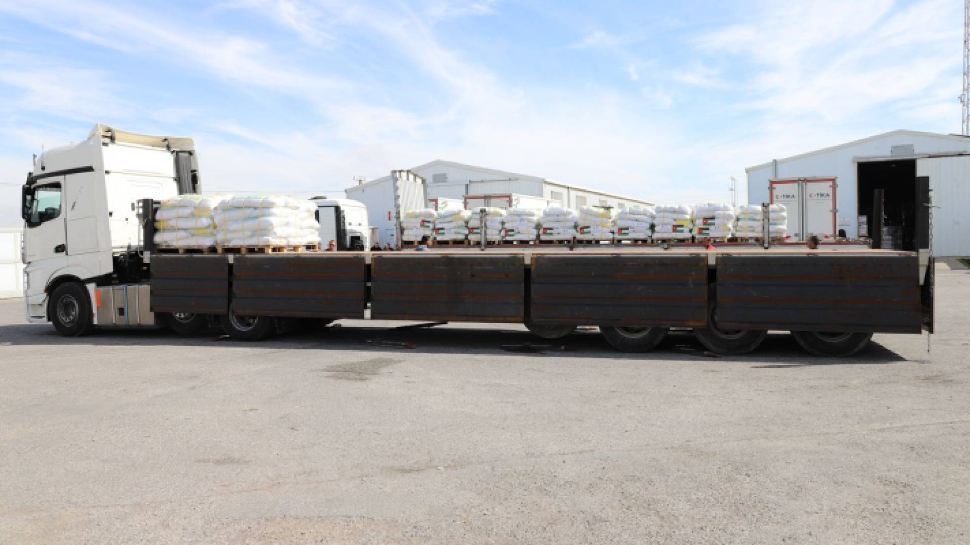 شاحنة مساعدات أردنية تتوجه إلى قطاع غزة "أرشيفية"