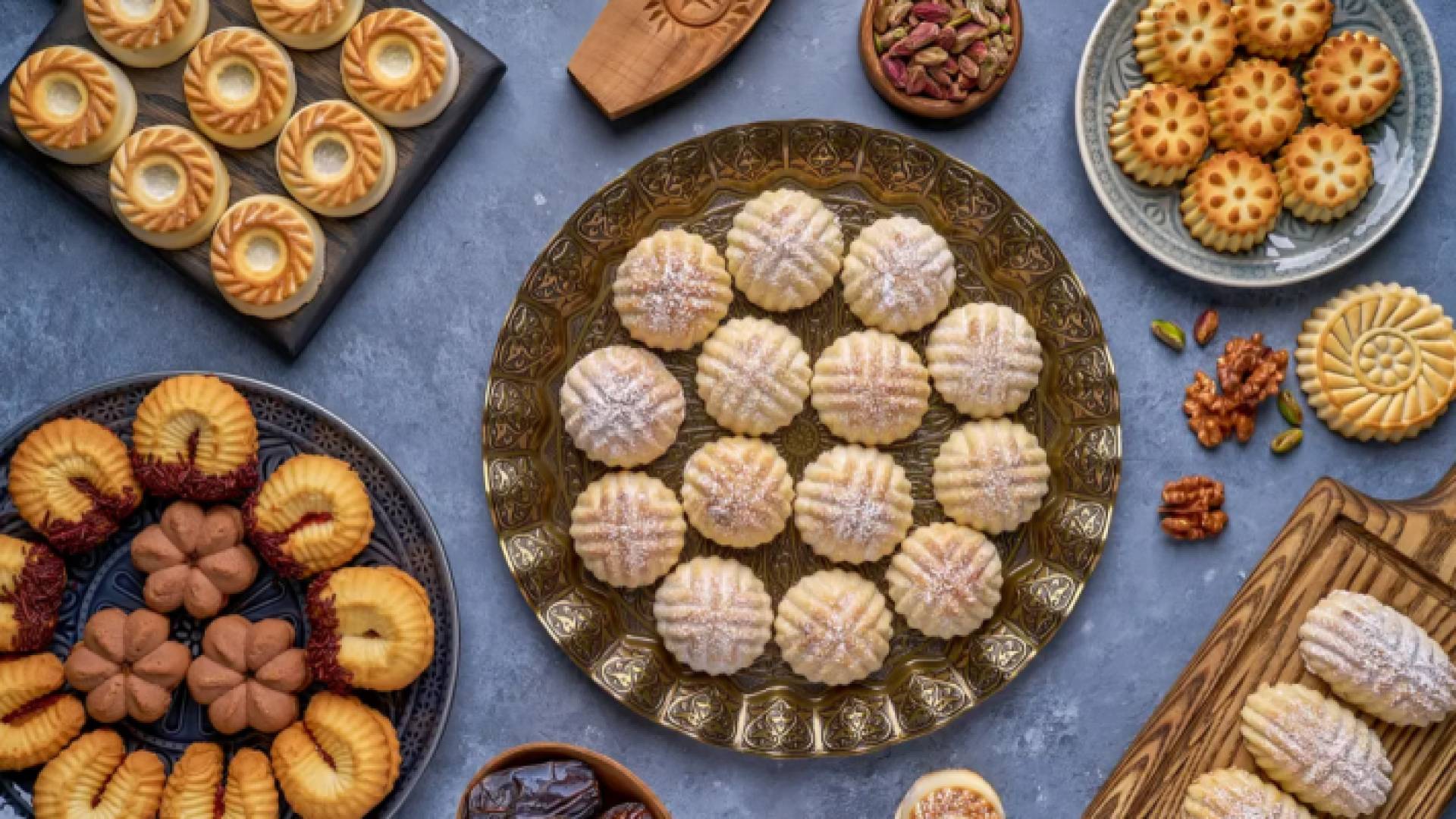 أطباق متنوعة لحلويات شرقية