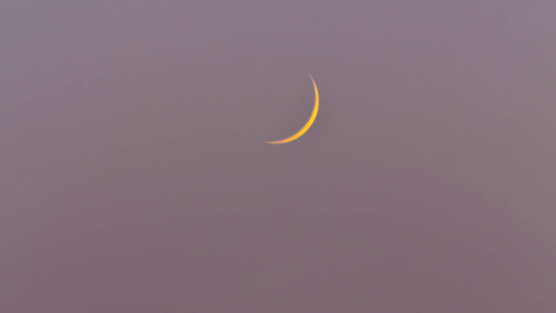 هلال يتوسط السماء "تعبيرية"