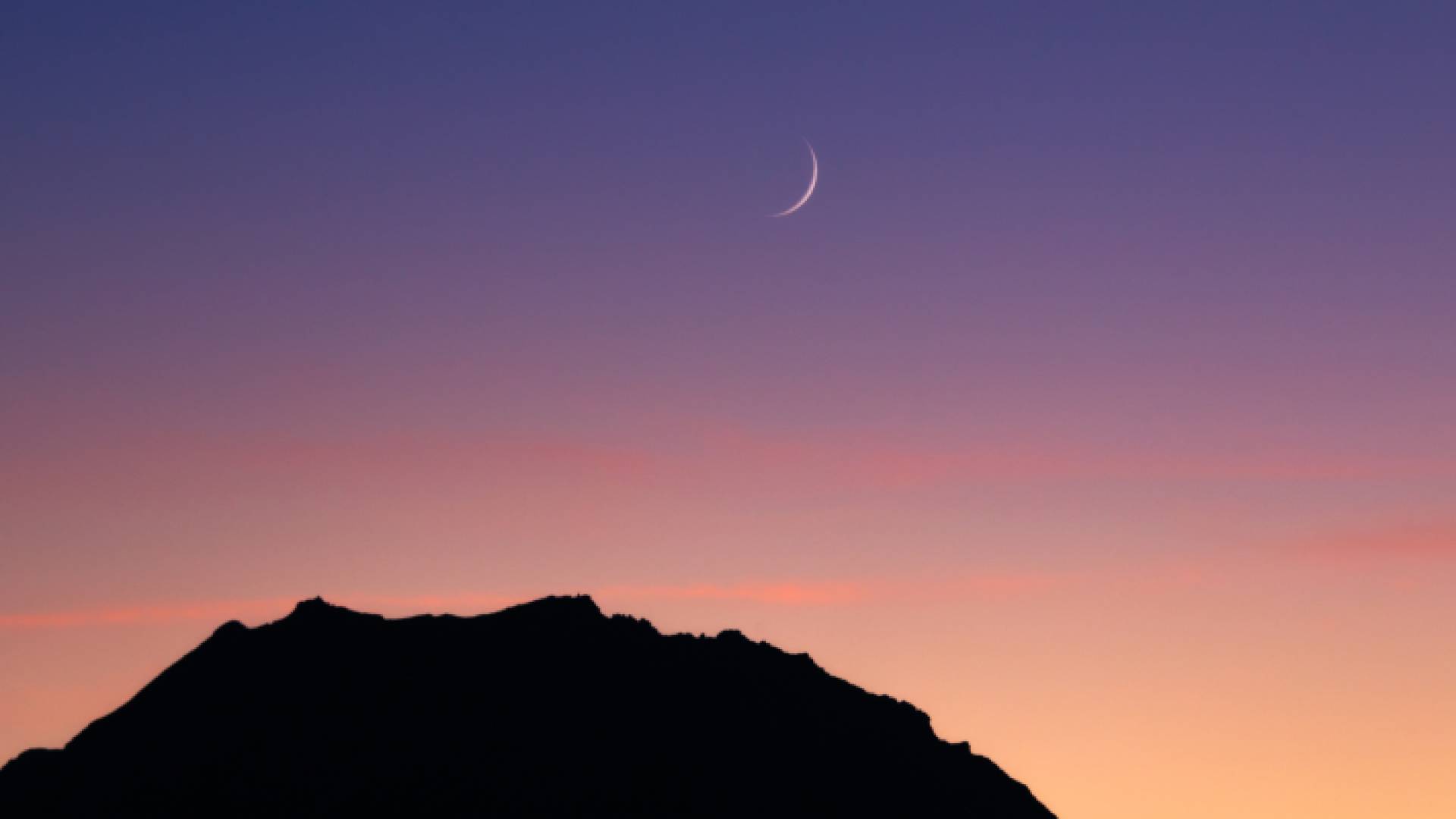 هلال يتوسط السماء "تعبيرية"