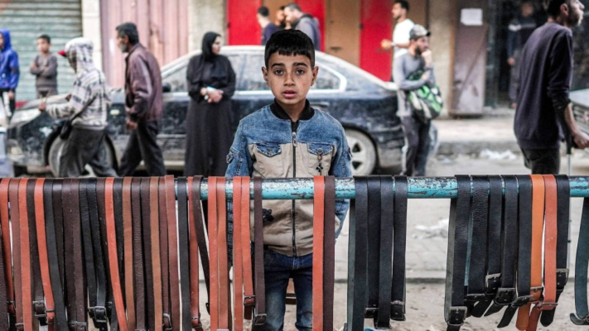 طفل في غزة يعرض "أحزمة" لبيعها بمناسبة العيد