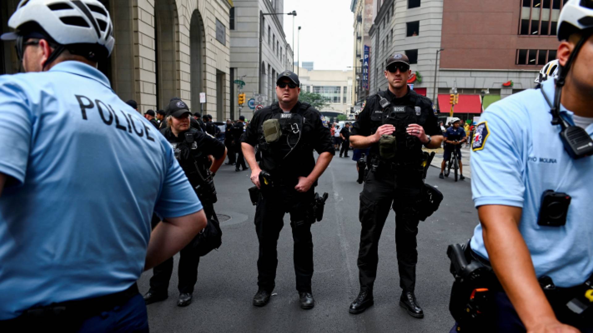 الشرطة الأمريكية تحوط موقع إطلاق نار في وقت سابق في فيلادلفيا