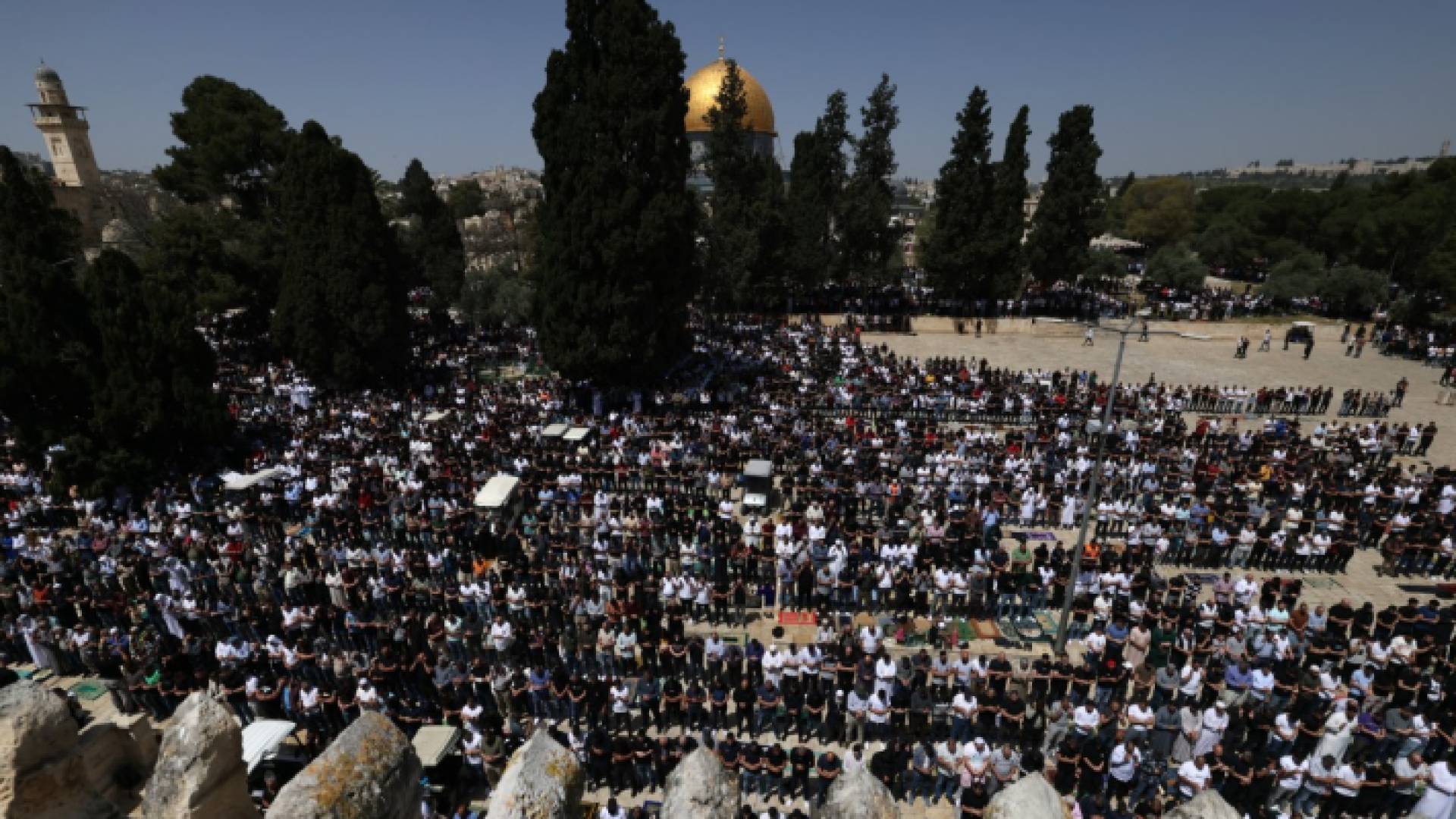 آلاف المصلين في المسجد الأقصى