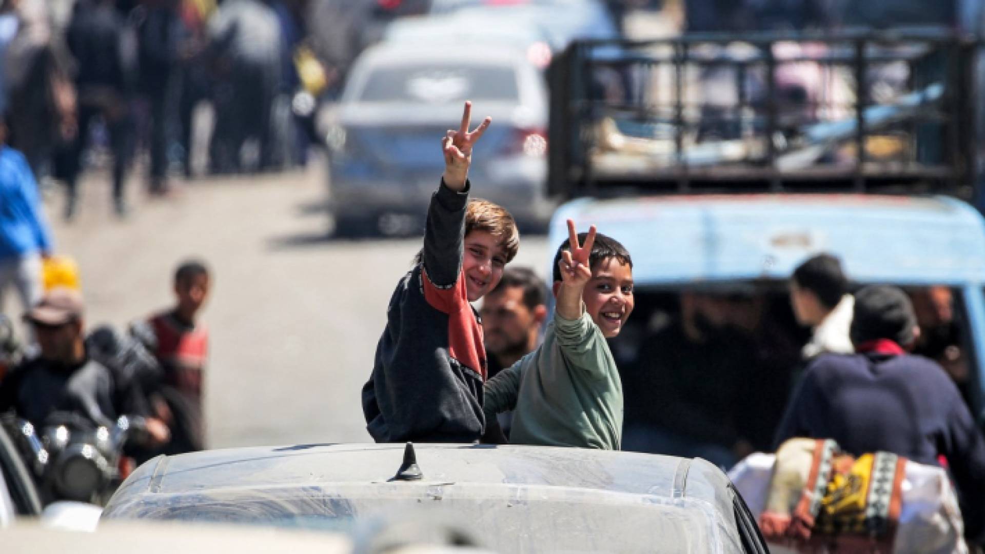 أكفال يرفعون إشارات النصر في غزة "أ ف ب"