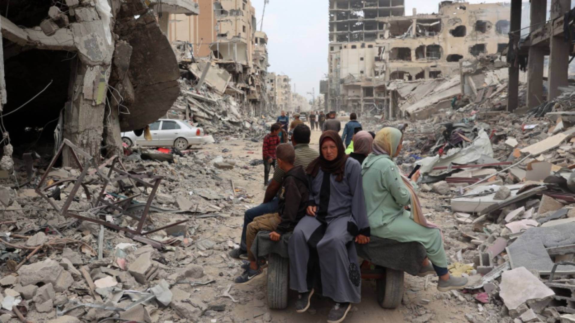 فلسطينيون وسط الدمار الذي خلفه الاحتلال في قطاع غزة