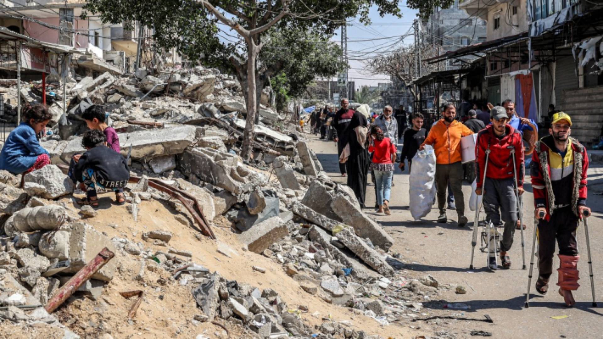 فلسطينيون في شارع برفح جنوب قطاع غزة